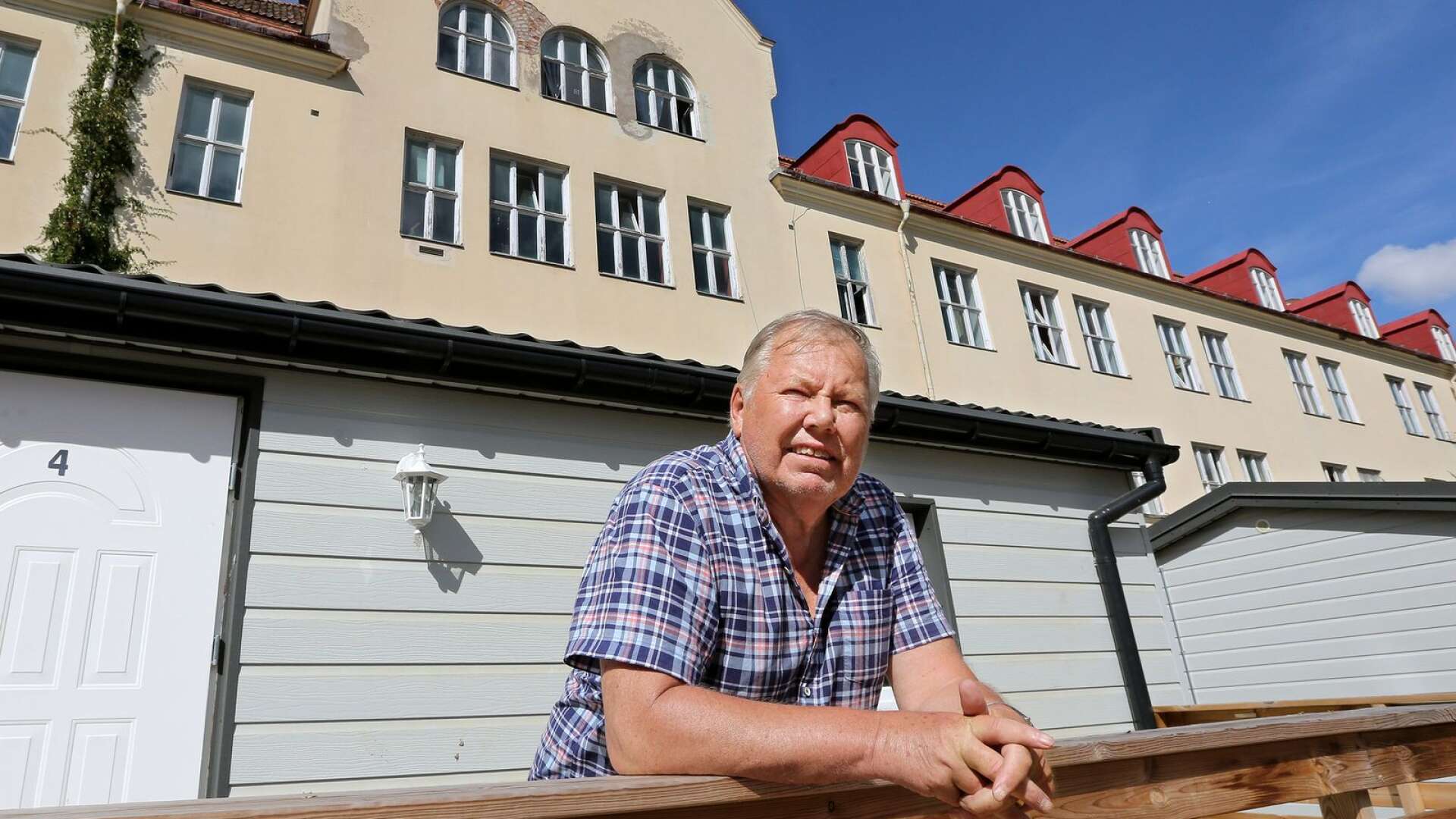 Bert Karlsson och Skara kommun möts i tingsrätten. Knäckfrågan är vem som ska betala för de sex ensamkommande ungdomar som 2016 placerades på Bert Karlssons asylboende Stora Ekeberg.