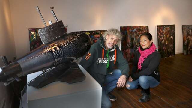 Glaskonstnären Robert Oldergaarden gästar tillsammans med Tina Andreasson och hennes tavlor.