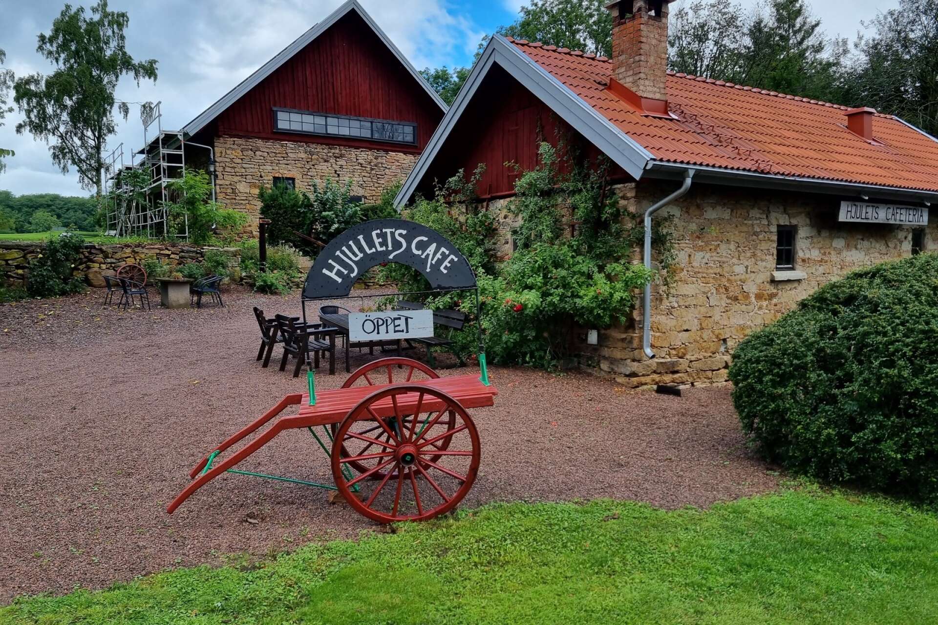 Det lilla stenhuset vid Brattefors gård har varit café sedan 1980-talet och är ett smultronställe på Kinnekulle.