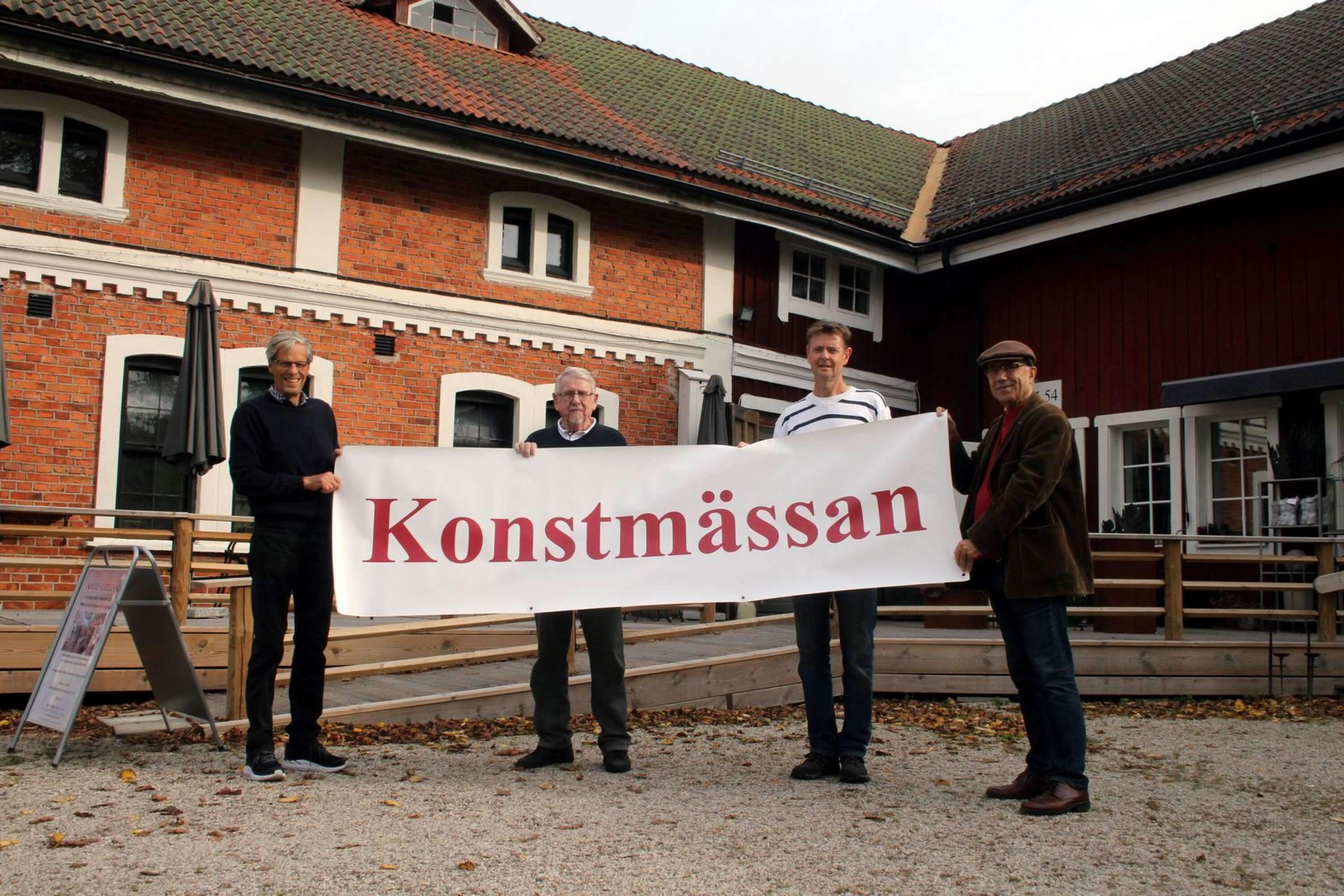 Dags för Karlstadskoloristerna att rulla ut skylten. Nu ska det bli Konstmässa av igen på Almars gård.