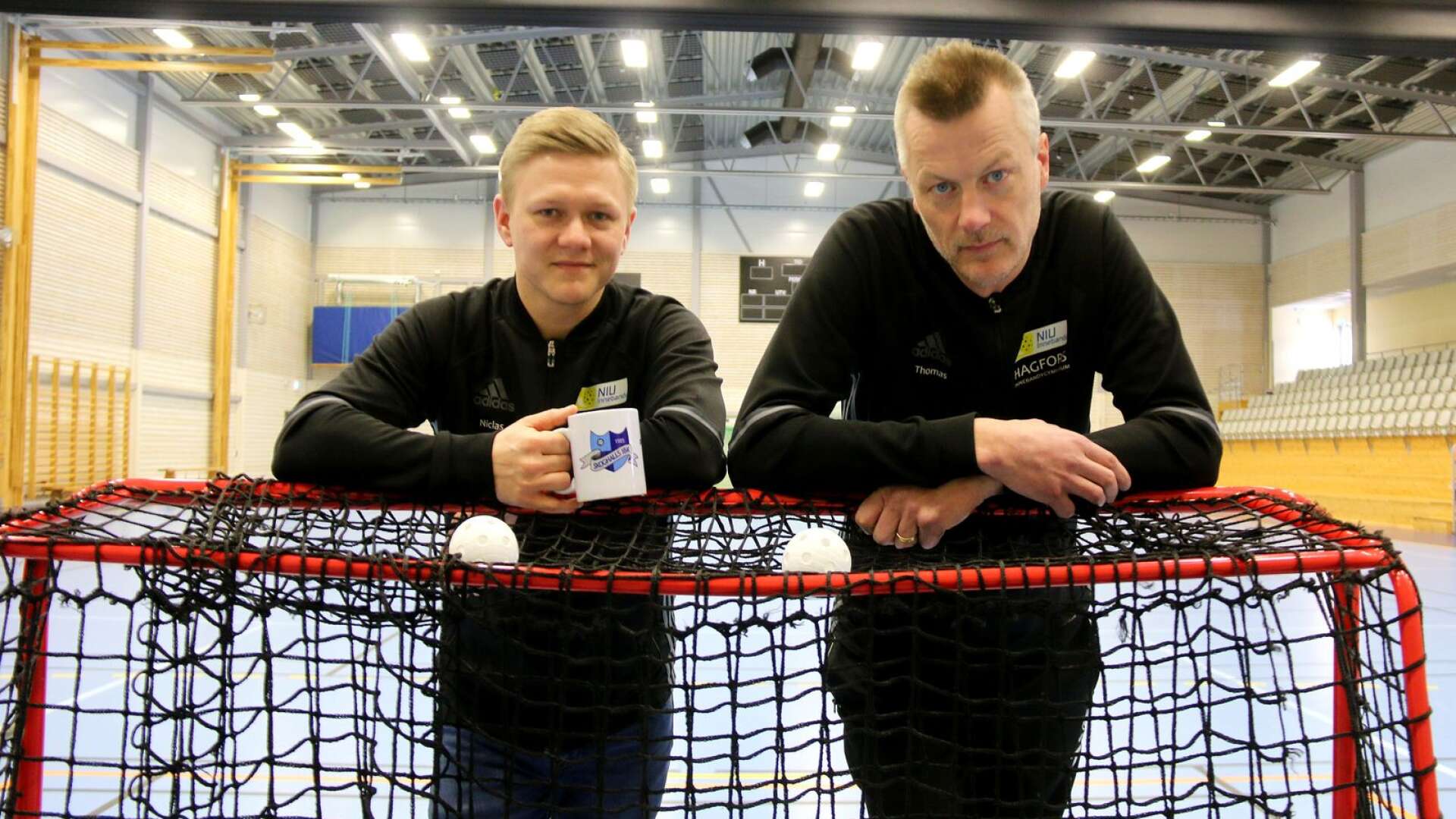 Hagforstränaren, Thomas Eriksson (till höger) var allt annat än förstående inför det faktumet att Skövde ville spela sista seriematchen.