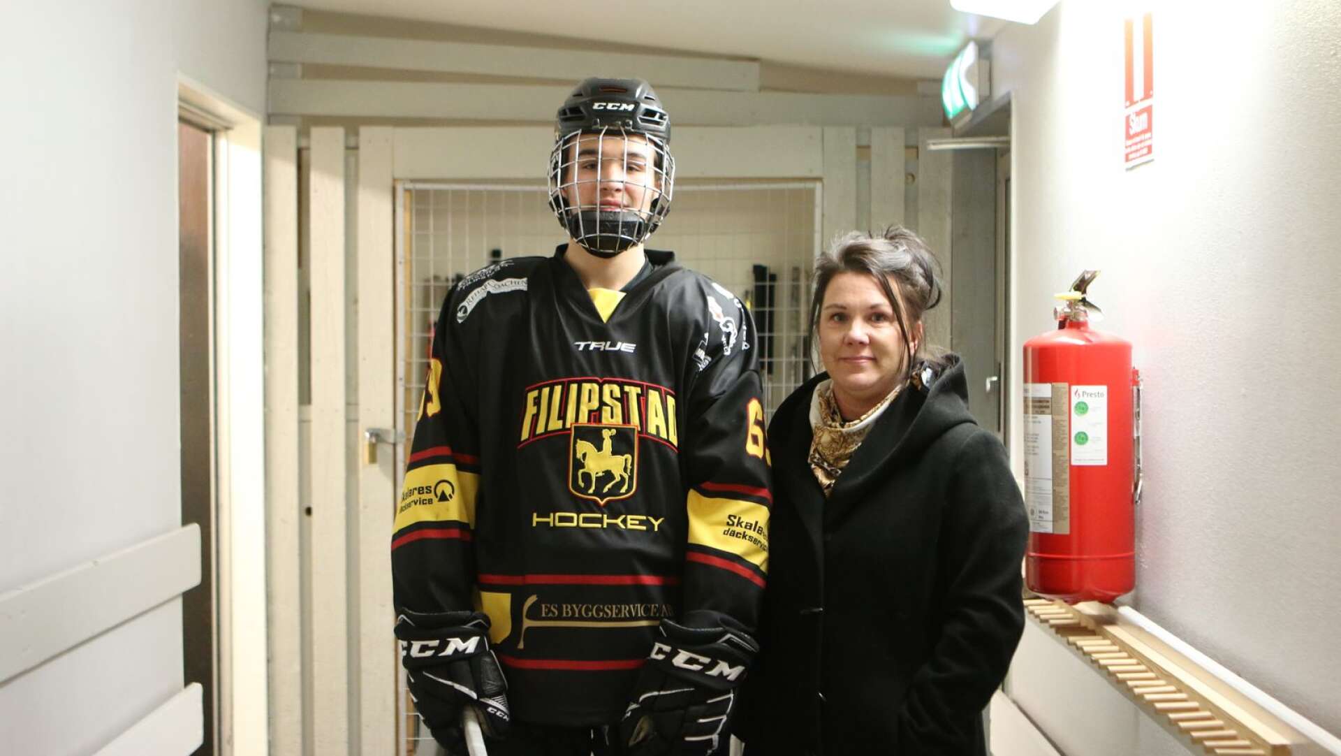 Zeb Blomqvist tillsammans med mamma Diana Persson i ishallen. 