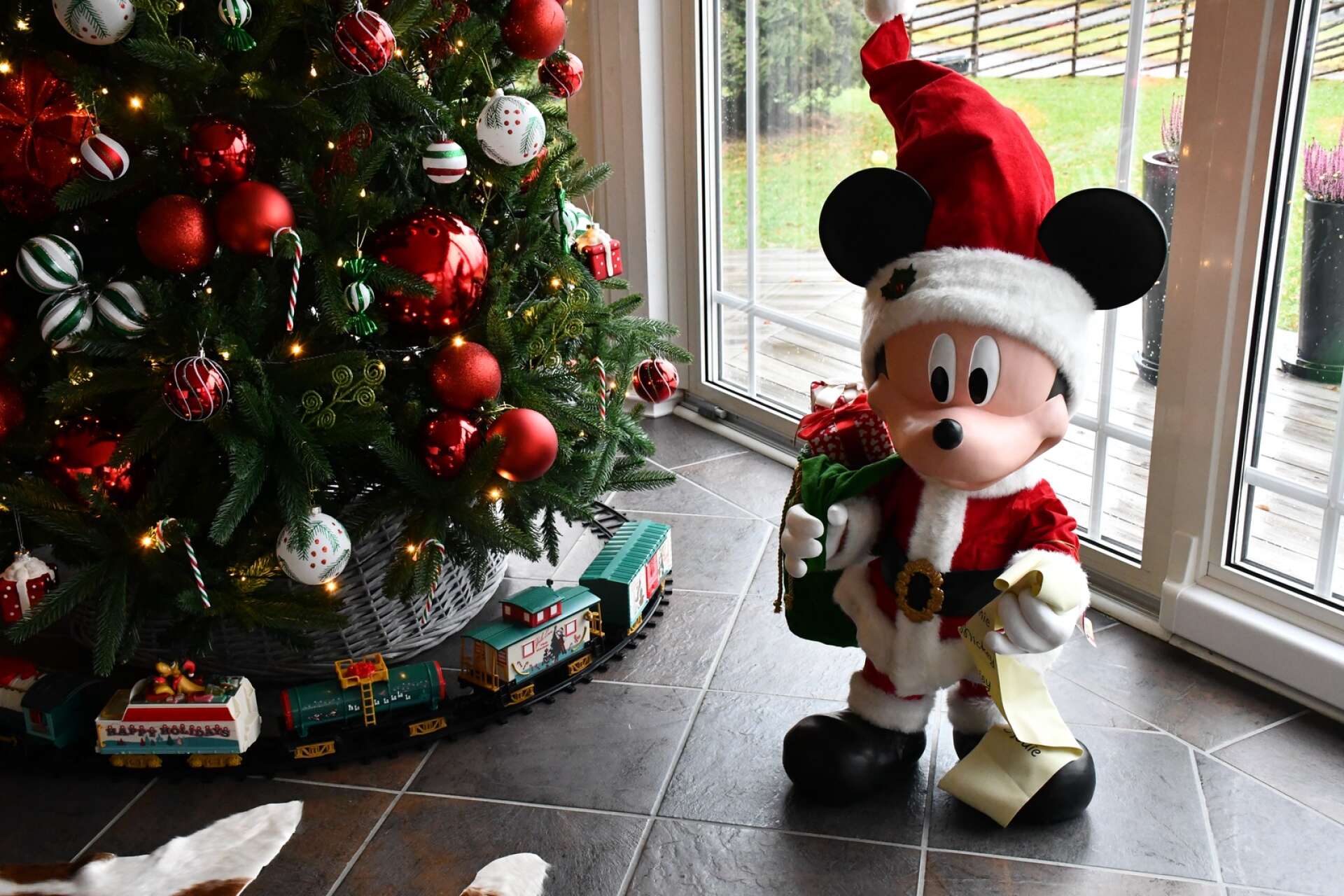 Mickey Mouse väntar med sin klappsäck och önskelista.