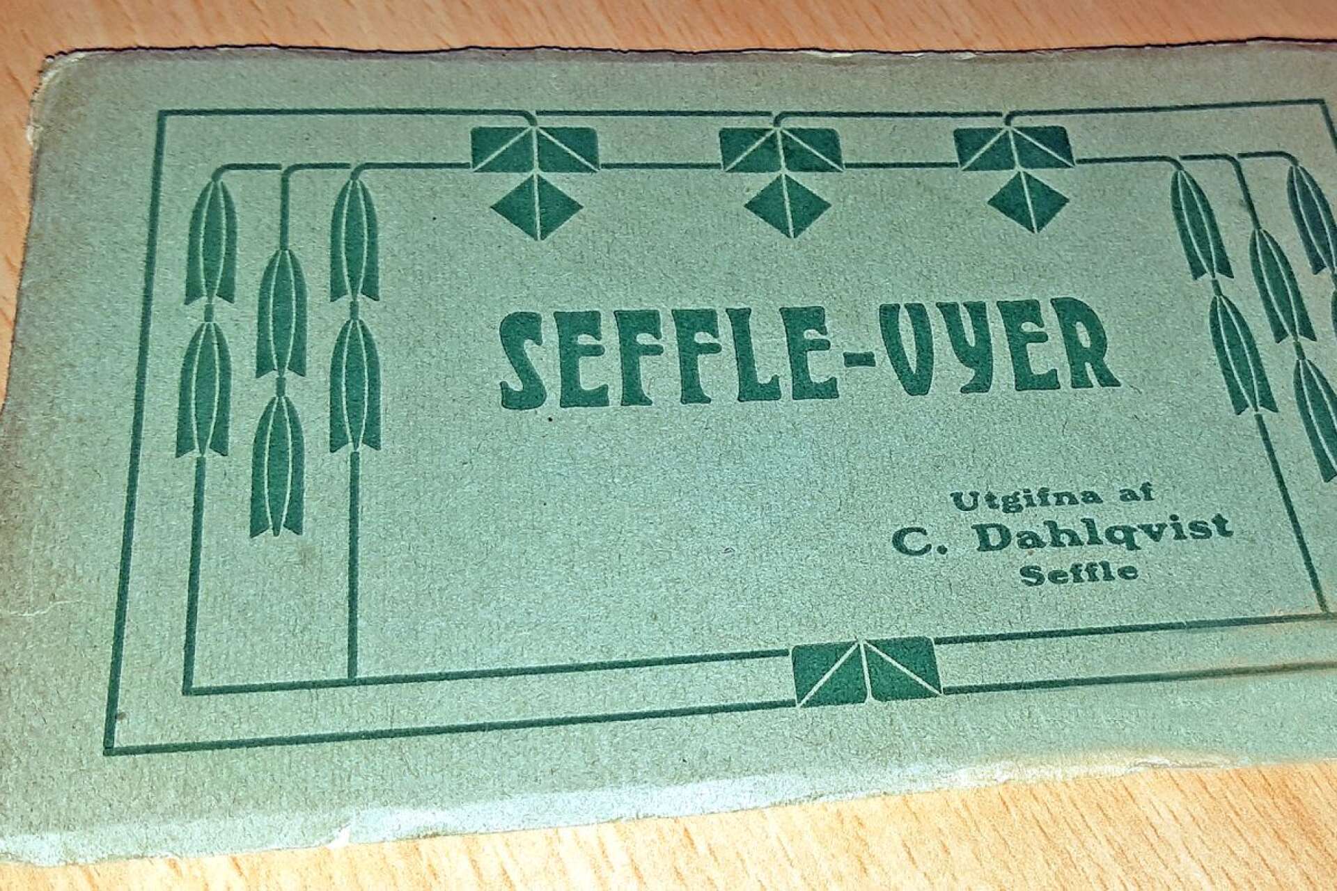 Den som ville ha en souvenir från Säffle i början av förra seklet kunde hos Dahlqvist köpa ett häfte med ”Seffle-vyer”. Häftet bör ha tillkommit mellan 1906 och 1909.