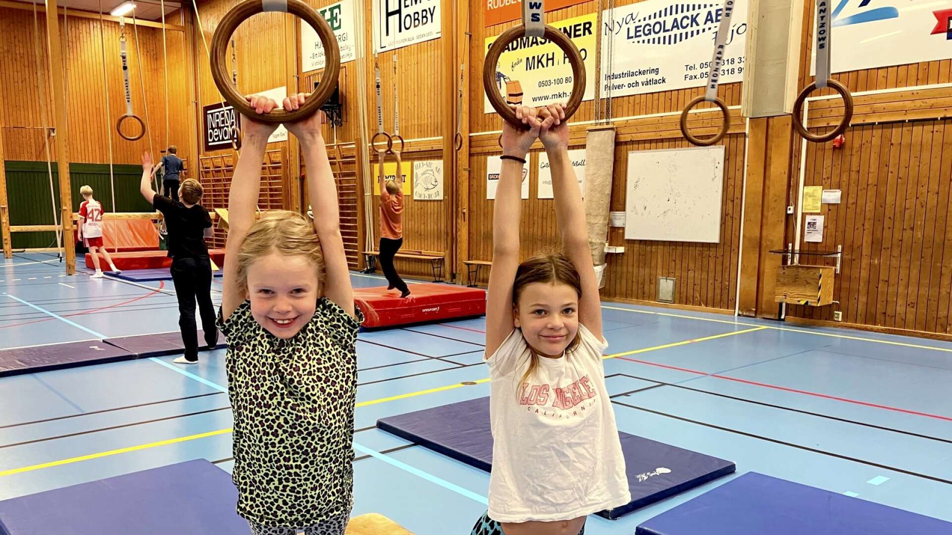 ”Det är jättekul att hänga i ringarna” tycker Naomi Götbladh och Lydia Rydén som testade hinderbanan i A-hallen.