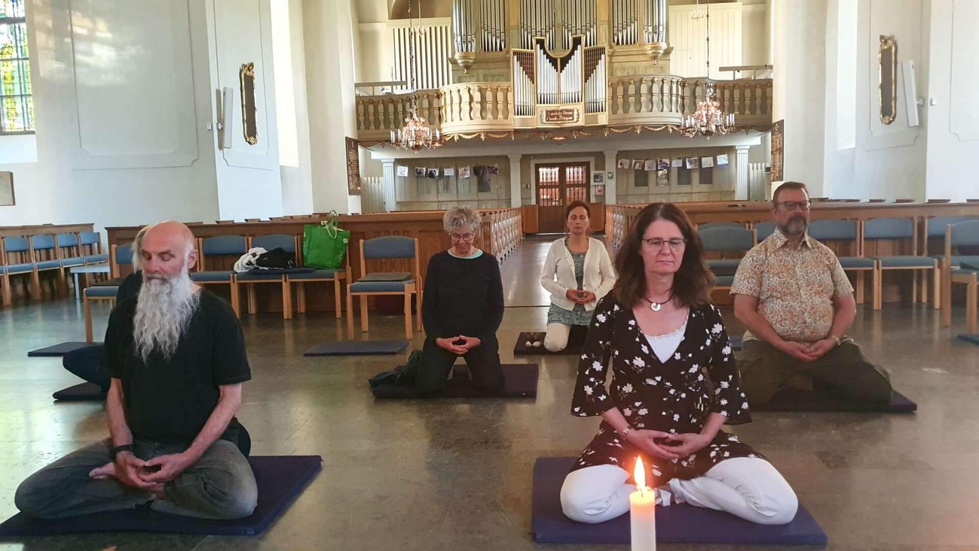 Pensionerade prästen Hans Kvarnström och diakon Cecilia Hardestam syns längst fram på bilden från torsdagskvällens meditation i Domkyrkan i Karlstad. 