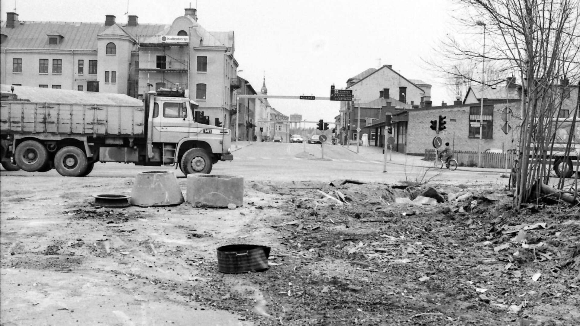 I november 1983 togs denna bild. Då hade grävskoporna gjort sitt och skapat utrymme för den planerade vägomläggningen, som i sin tur skulle möjliggöra byggandet av en livsmedelshall i kvarteret Källan. 