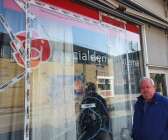 Åmåls arbetarekommuns ordförande Bengt-Åke Karlsson (S) var skakad över den andra attacken på bara några dagar där fönstret till Socialdemokraternas kontor krossats. Valrörelsen var utsatt för en rad sabotage där valaffischerna revs ner eller förstördes gång på gång.
