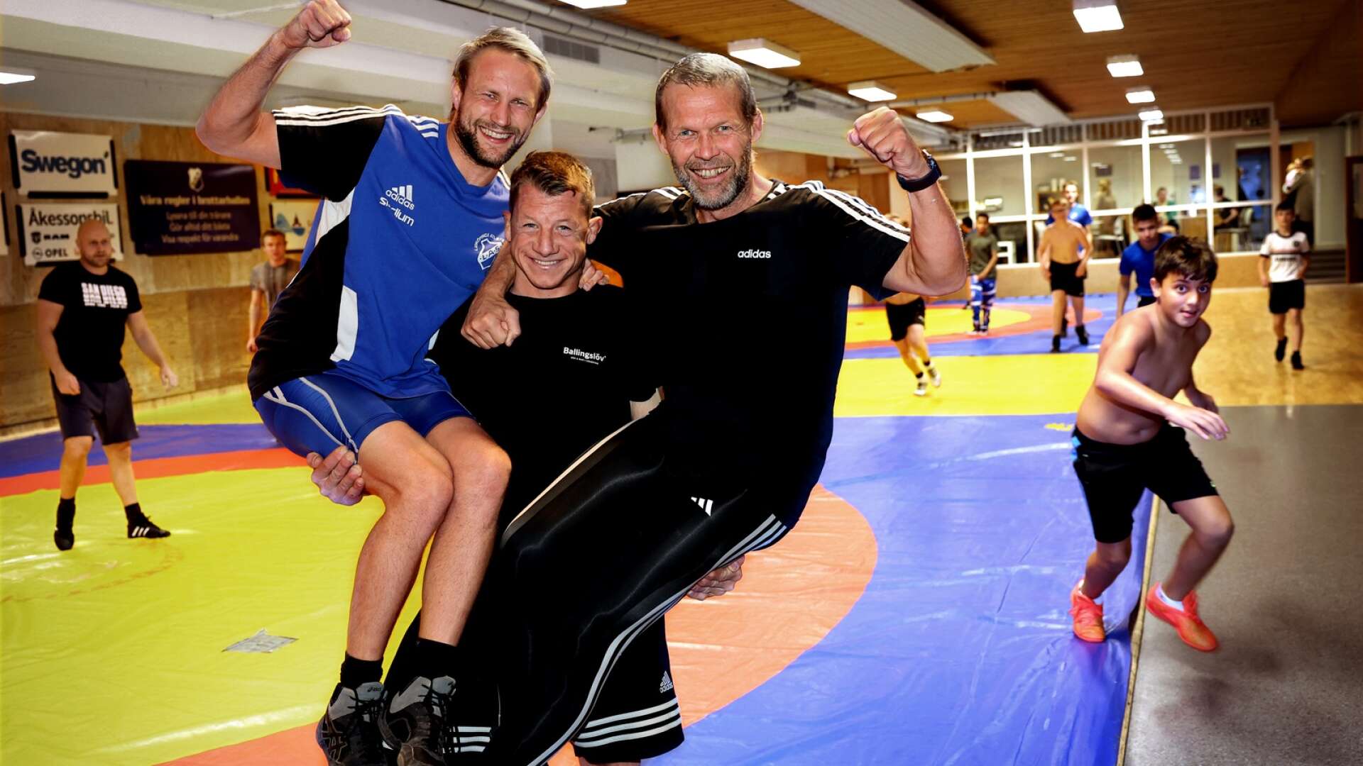 LAS-brottarna Emil Sundberg, Tommy Lundell och Daniel Abelsson är, som ni kanske ser, laddade för ett mästerskap i Bulgarien.