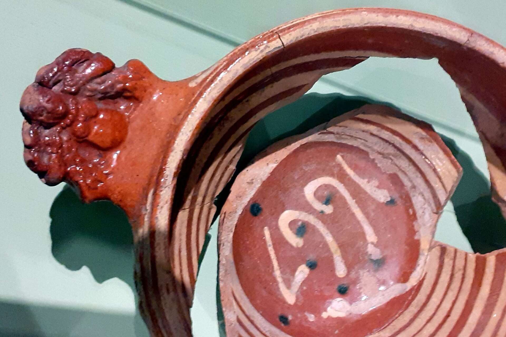 En lång rad föremål har valts ut i samarbete med arkeologerna på museet till utställningen. Bland dem finns en skål som skapades 1667 och hittades i skärvor vid en utgrävning i Karlstad 2019. Ett handtag är format som en sjöjungfru med två stjärtar. Analyser visar att leran som användes till skålen var från trakten.