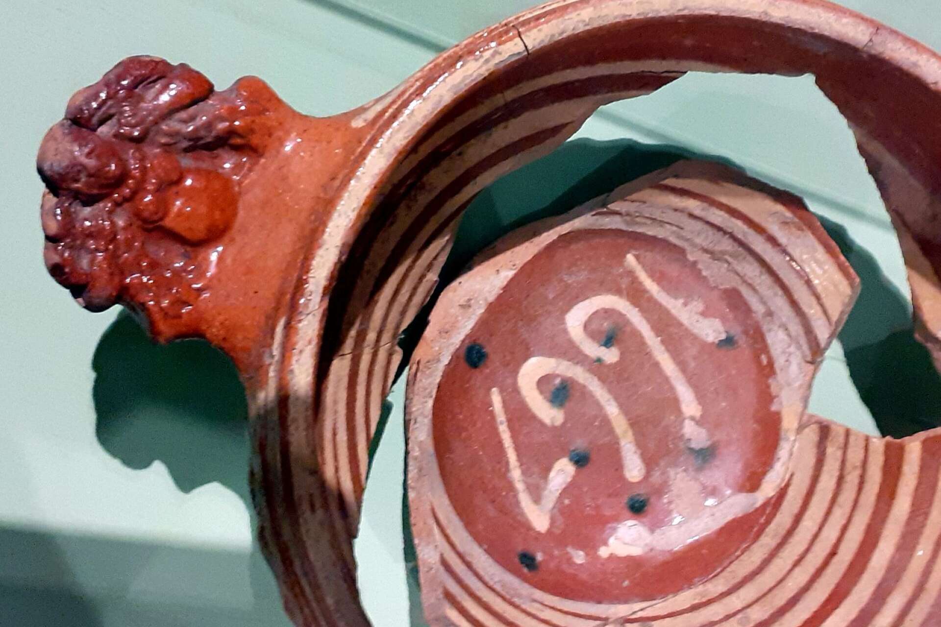 Skålen från 1667 hittades i skärvor vid en utgrävning i Karlstads centrum 2019.
