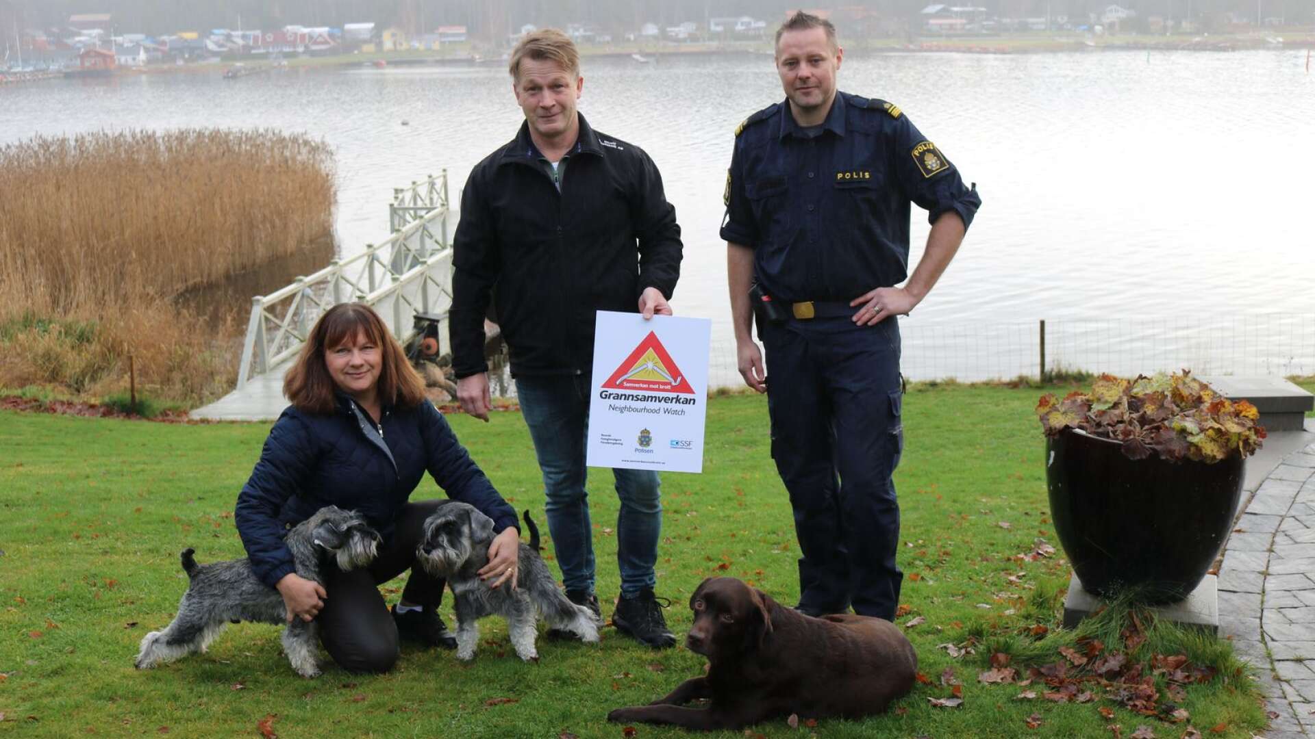 Synnöve och Matti Kivelö med kommunpolisen Fredrik Lundberg och hundarna vars skall definitivt har kapacitet att hålla obehöriga på avstånd. 