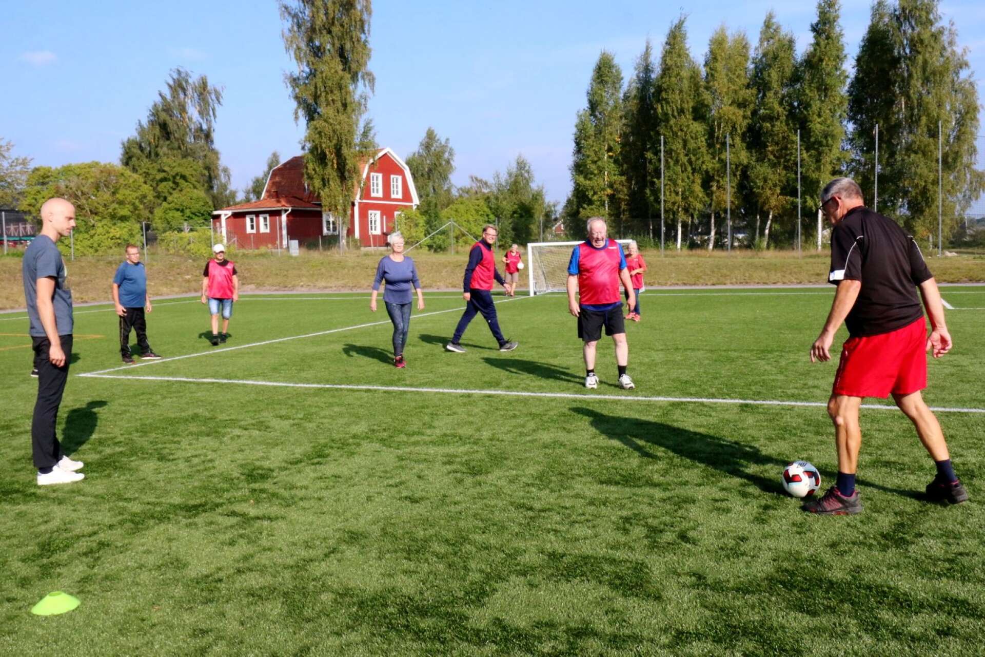 Första upplagan av Senior sport school i Hjo 2021 med gåfotboll på konstgräset.