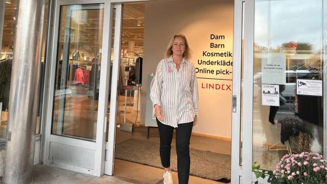 Anna Gunnarsson på Lindex i Säffle är med och anordnar en promenad för att uppmärksamma bröstcancer.
