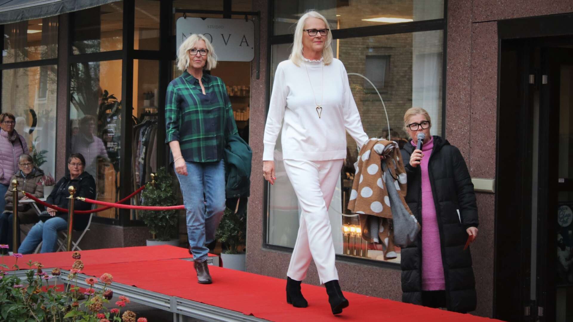 Maria Karlsson och Elisabeth Pousi i moderiktiga kläder från HW dam.