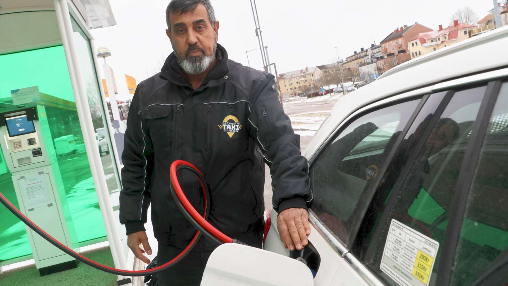 Sahir Al-Dousari, som äger Dalsland Åmål taxi och MS Transport, är skarpt kritisk mot Trollhättan Energis beslut att stänga biogasstationerna i Bengtsfors och Dals-Ed.