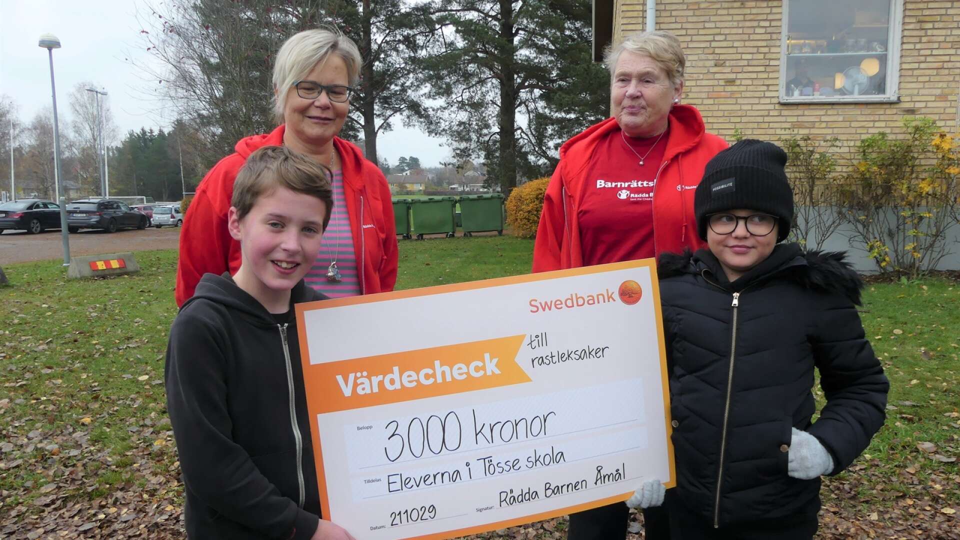 Rädda barnen donerar 3000 kronor till Tösse skola. Pengarna överlämnades till årskurs fems representanter Malcolm Dalstrand och Alice Magnusson av Marie Forsgren och Anne Bengtsson.