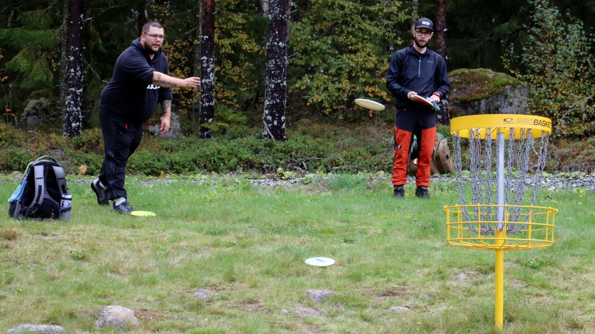 I helgen arrangerade Filipstads discgolfklubb (som bildades 2018) sitt allra första klubbmästerskap på Kalhyttan. På bilden syns fjärdeplatstagaren Erik Svärd (till höger) och andraplatstagaren Per Nordström.