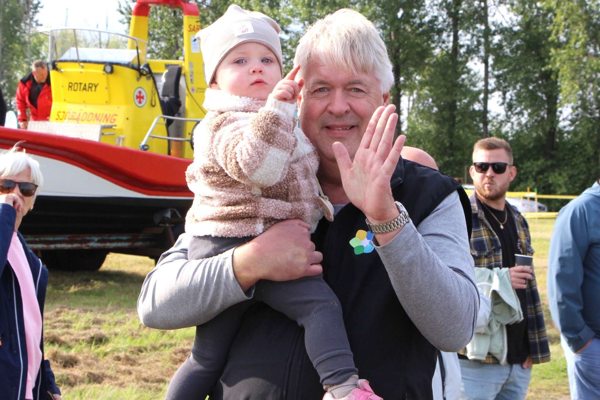 Rolf Åkesson, VD för VänerEnergi, hade kul med barnbarnet Teddie.
