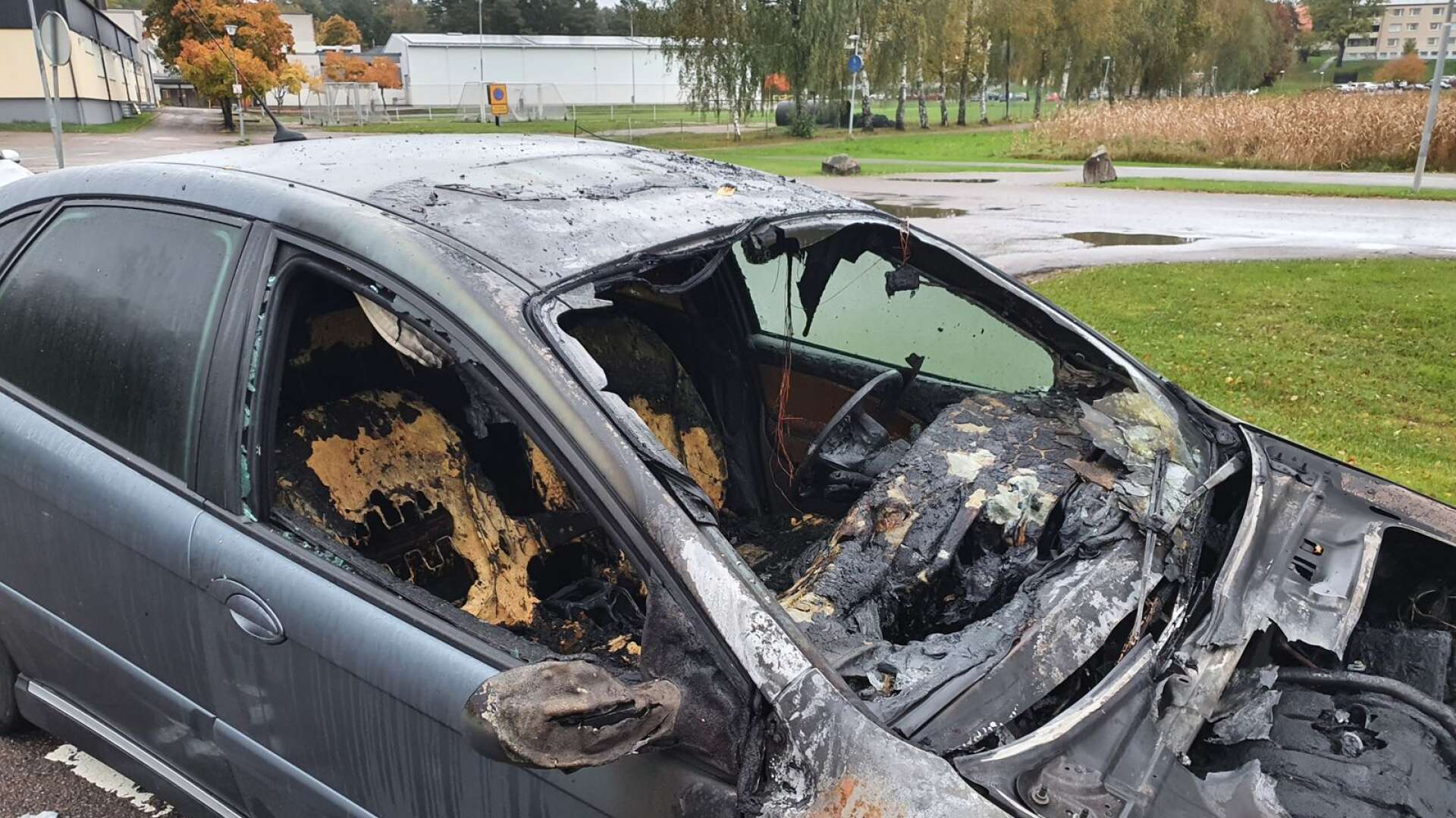 Bilen som brann stod parkerad på parkeringsplatsen vid Bondegatan söder om Karlbergsgymnasiet.