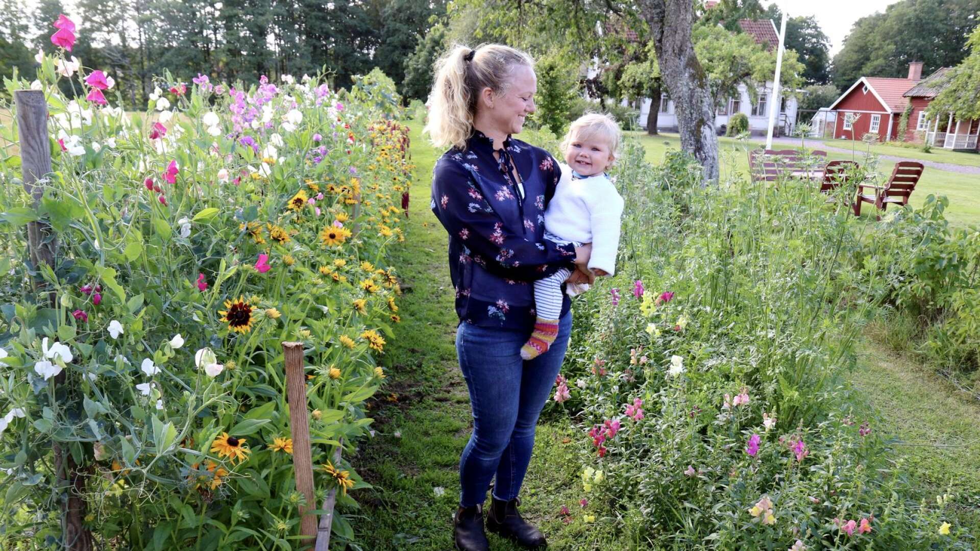 Sedan två år tillbaka driver Alexandra Fogelström Sänneryds trädgård med självplock av snittblommor och hon trivs med tillvaron tillsammans med dottern Ester, elva månader.