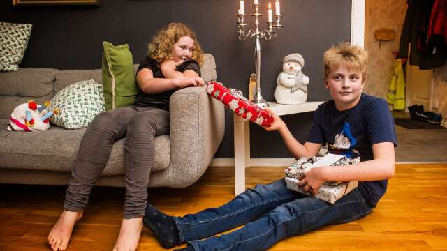 Cristian Tollin i Karlstad fyller tolv år på julafton. Familjen är noga med att skilja på julklappar och födelsedagspresenter, främst genom inslagspappret. Lillasyster Matilda fyllde 9 år i början av december.