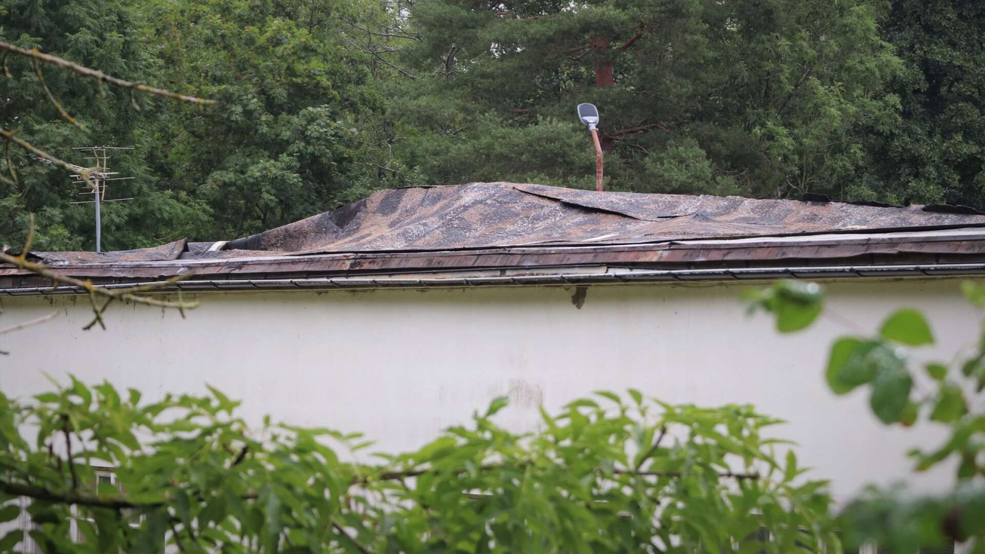 Taket fläktes ihop och gled åt sidan i samband med stormen. 