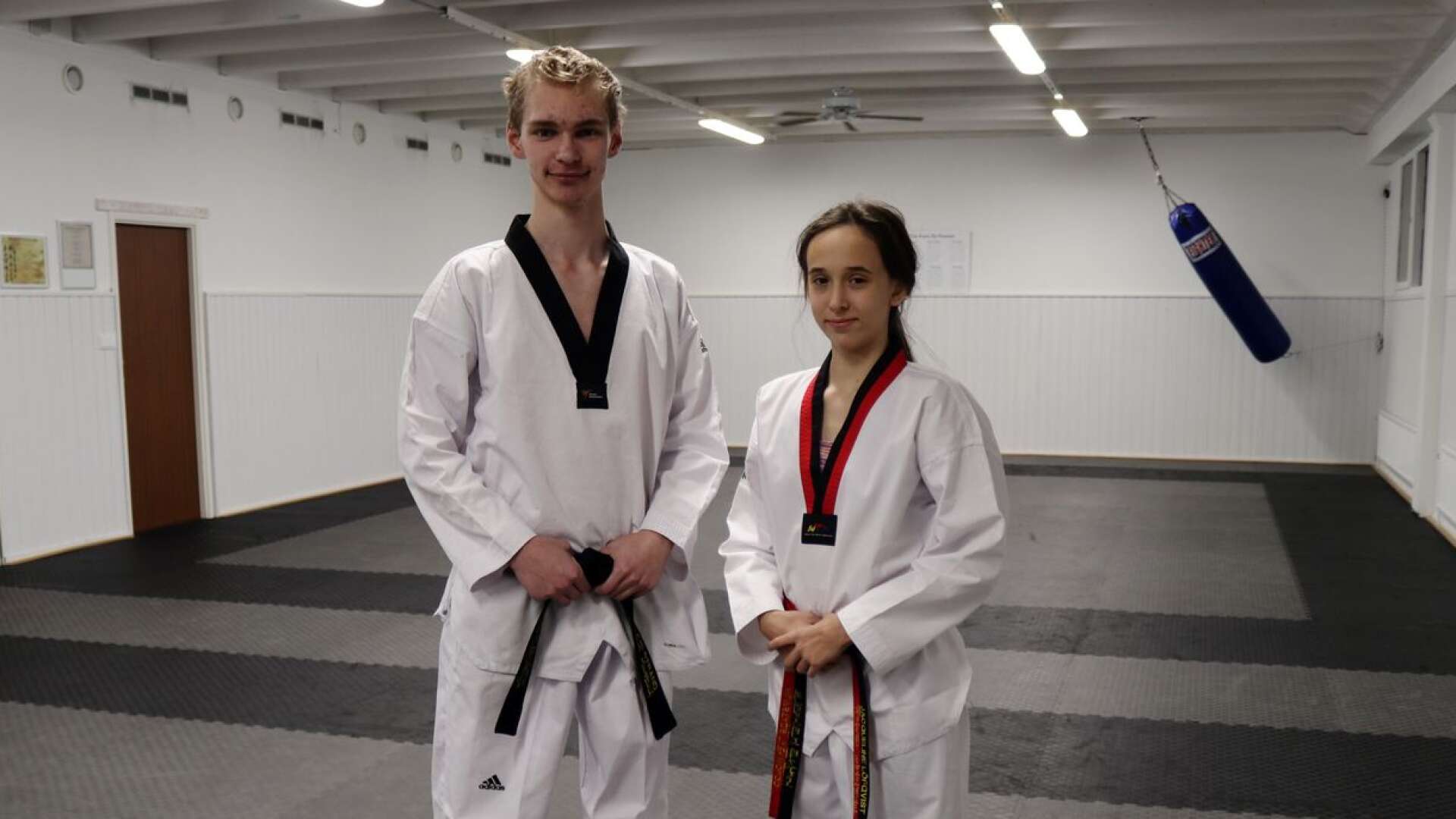 Rasmus Strand och Jacqueline Löfqvist tog båda vid en gradering i söndags svart bälte.
