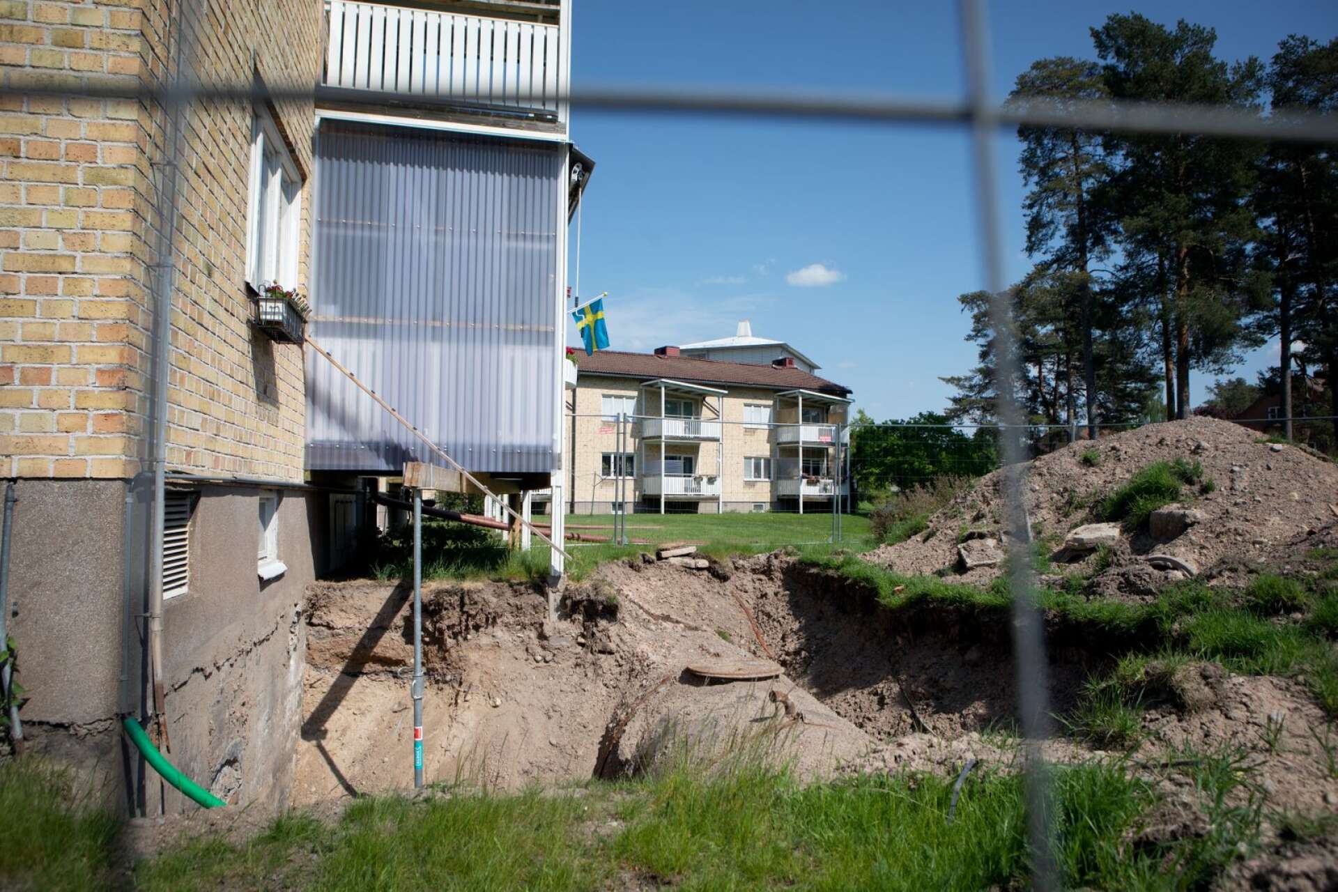 Hålet i marken nedanför en balkong i Degerfors har varit öppet i tio månader utan att någon åtgärd vidtagits.