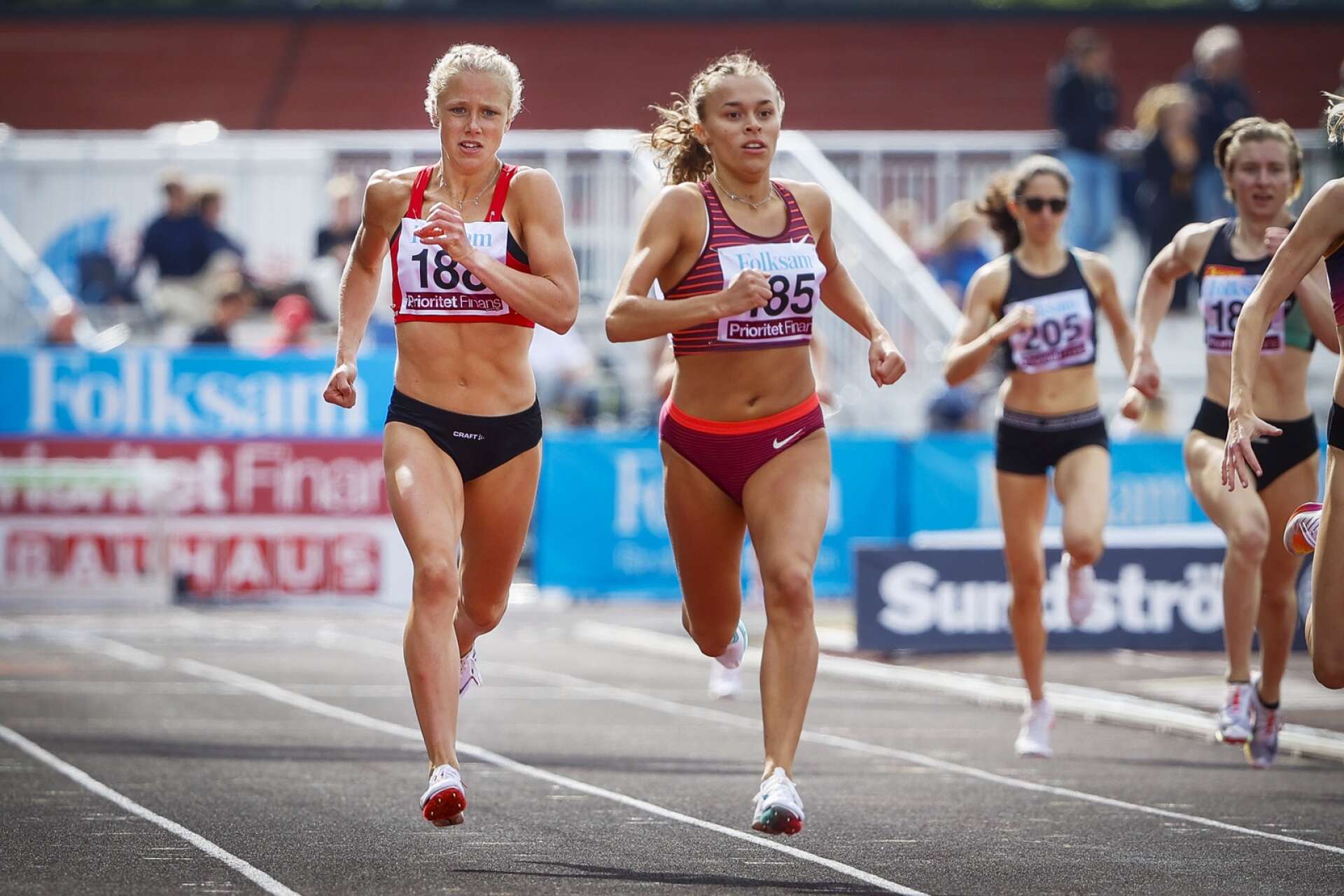 IF Götas Lova Perman satte nytt personbästa på 800 meter som vanns av Wilma Nielsen (till höger) från Örgryte IS.