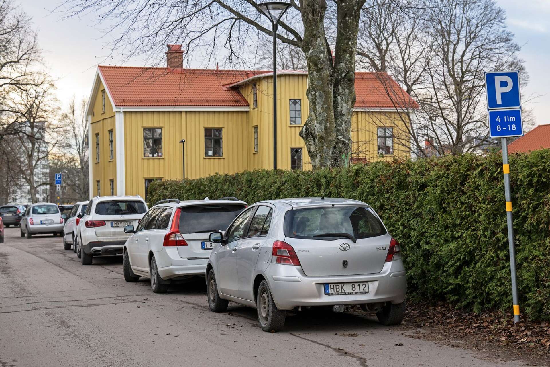 På Brunnsgatan, som löper längs med Seniorernas hus, går det att parkera avgiftsfritt i fyra timmar på dagtid. 