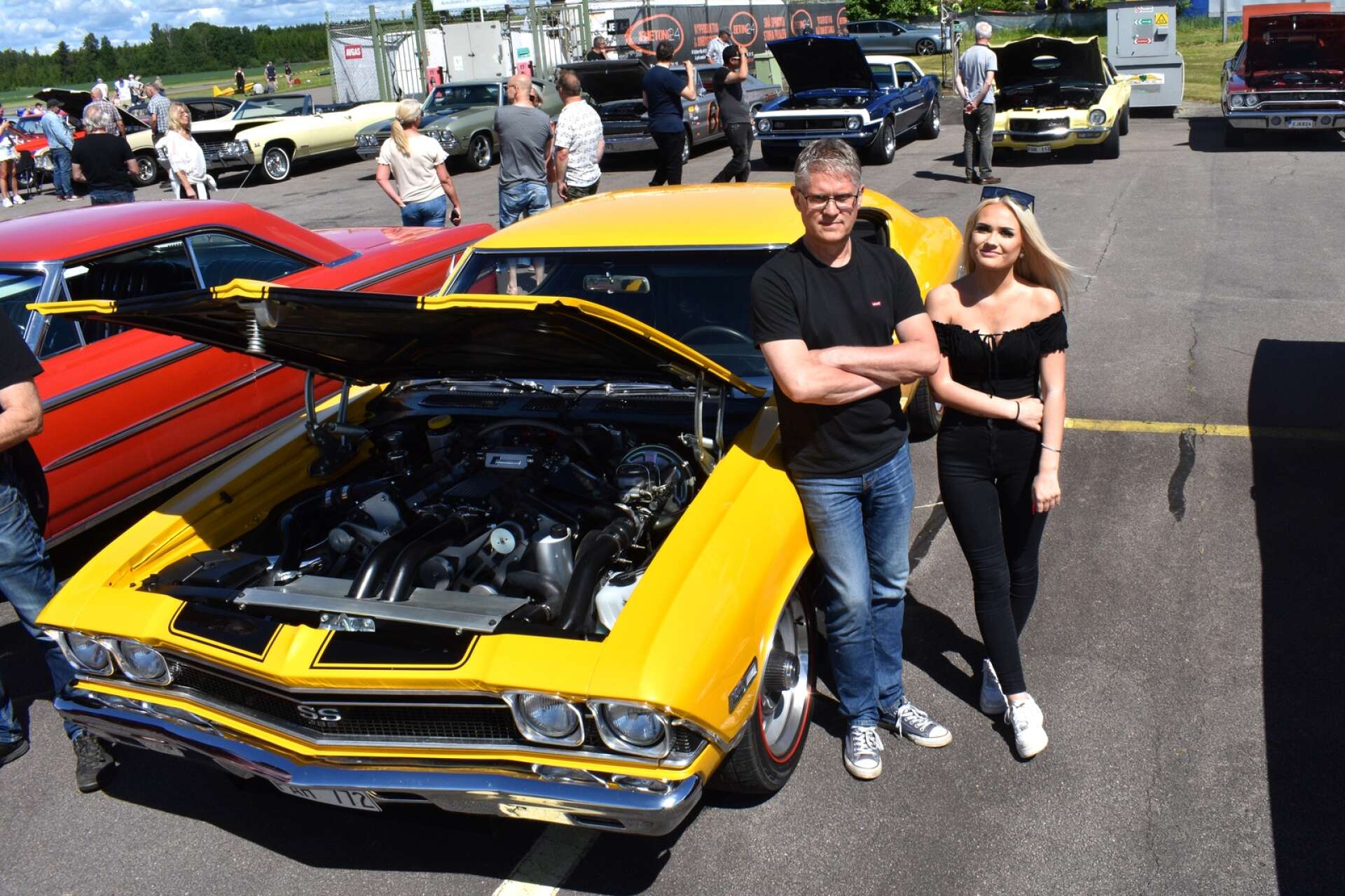Lars Andersson och hans dotter Hanna Oskarsson vid den läckert gula Chevrolet Chevellen.