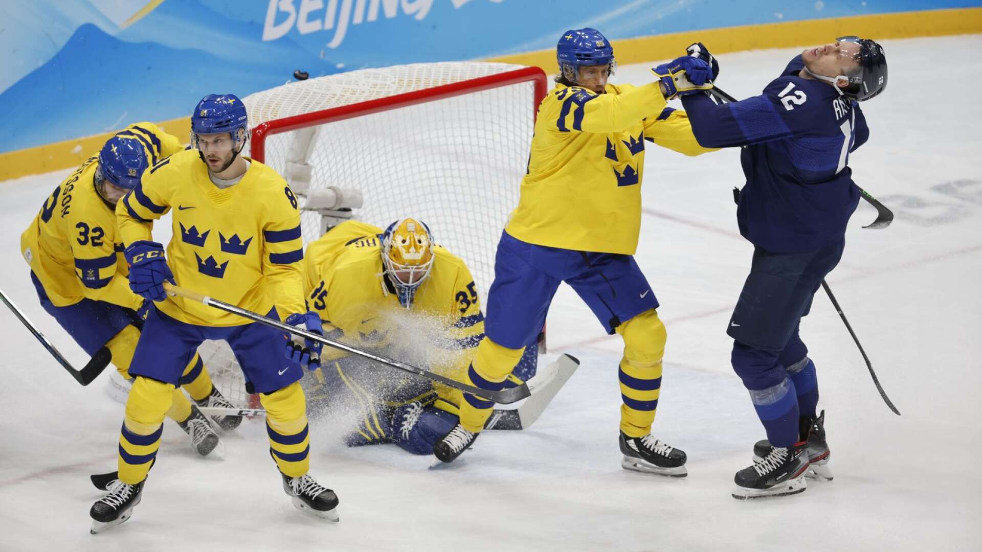 Det blev dramatiskt värre i gruppfinalen mellan Sverige och Finland, då Tre Kronor tappade en 3–0-ledning i tredje perioden. Här gav Jacob de la Rose Marko Anttila en smäll vilket resulterade i utvisning.