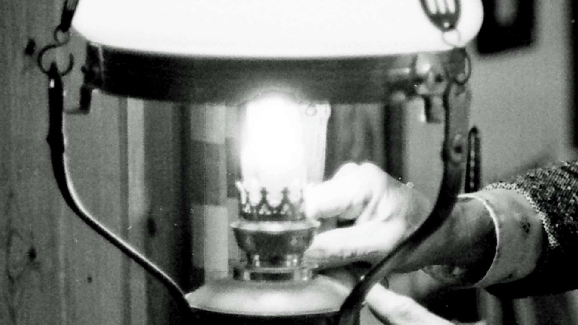 Innan det drogs in elektricitet i husen var det bland annat fotogenlampor som spred ljus i hemmen. Under första världskriget var dock fotogen en bristvara. Det gjorde drömmen om elektrisk ström ännu starkare. (Fotografiet är beskuret.)