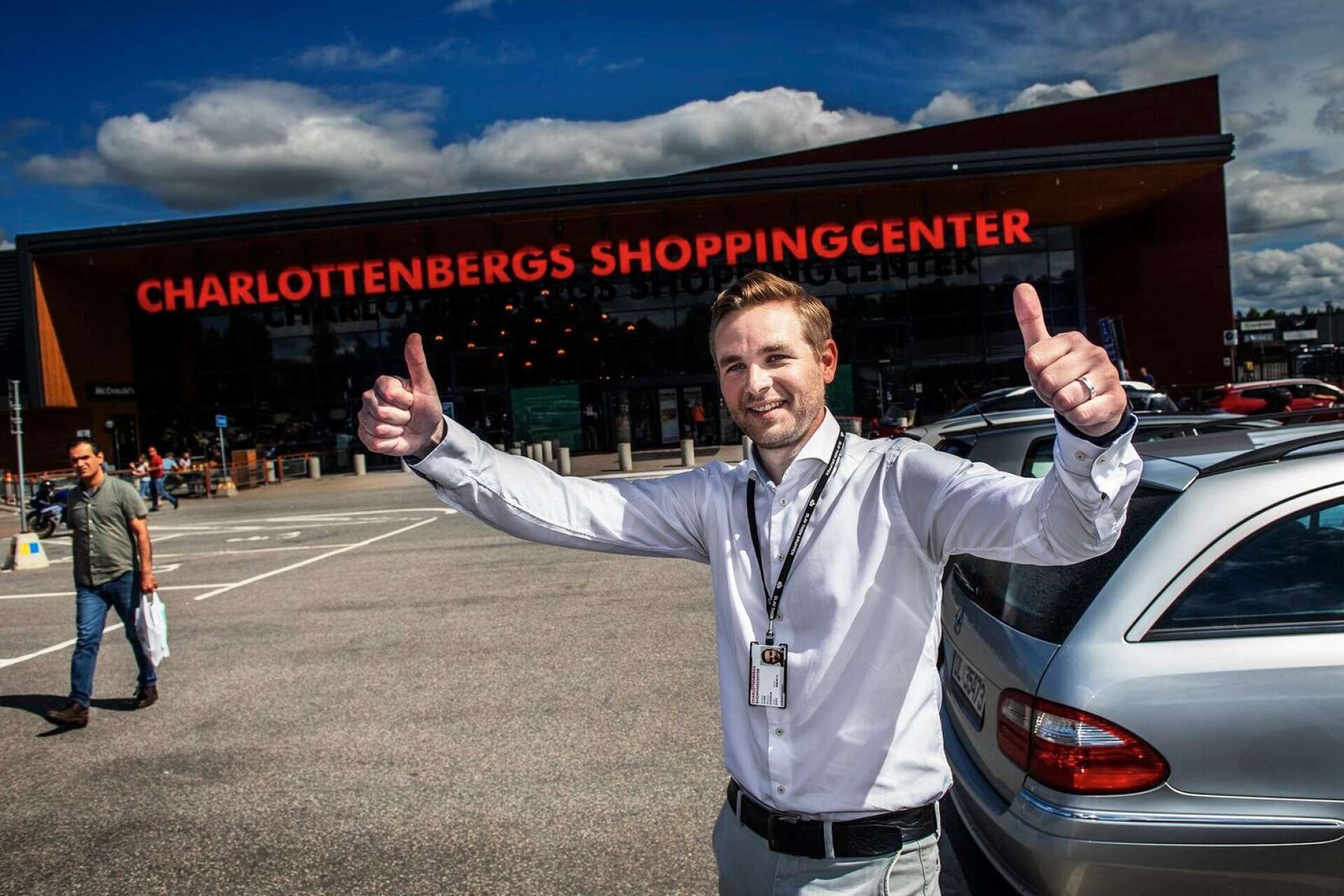 Claes Sjöholm, centerchef vid Charlottenbergs shoppingcenter är glad. Regeringen har beslutat att från och med fredag slopa kravet på ett negativt covid 19-test som är maximalt 48 timmar gammalt för att få resa in i Sverige