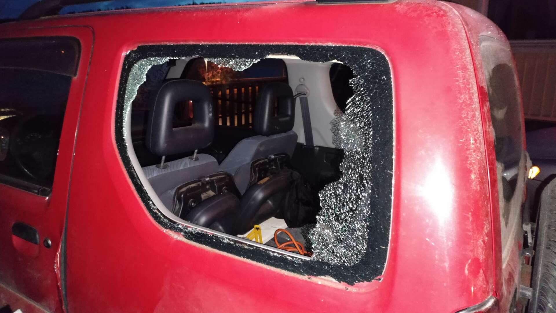 När dörren inte gick att öppna med kofot slogs bakrutan på bilen in.