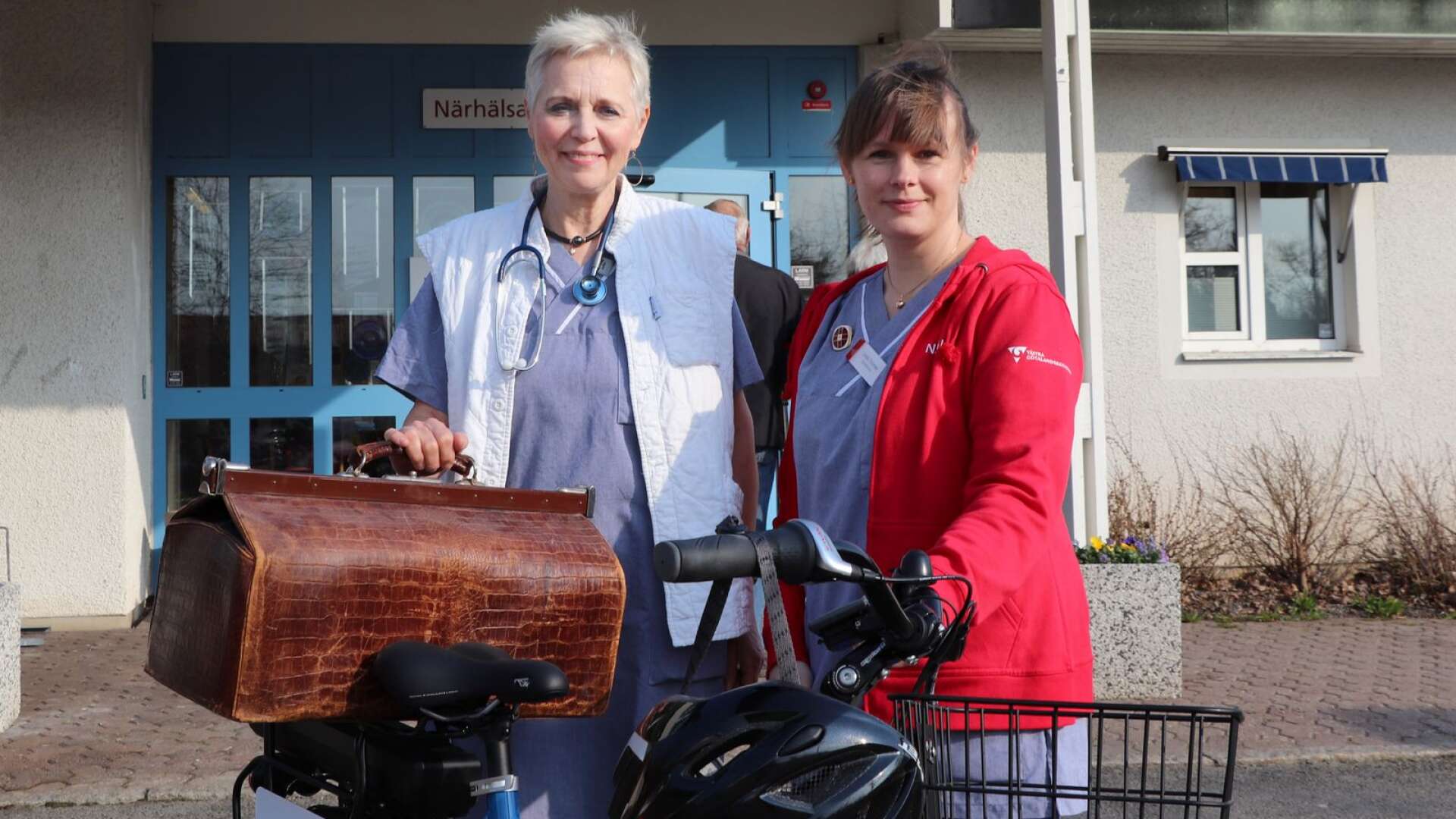 Distriktsläkare Solveig Wanland och distriktssköterska Linda Thomée bemannar den nya äldremottagningen på vårdcentralen i Tidan. Läkarväskan och cykeln är redo när det är dags för hembesök.