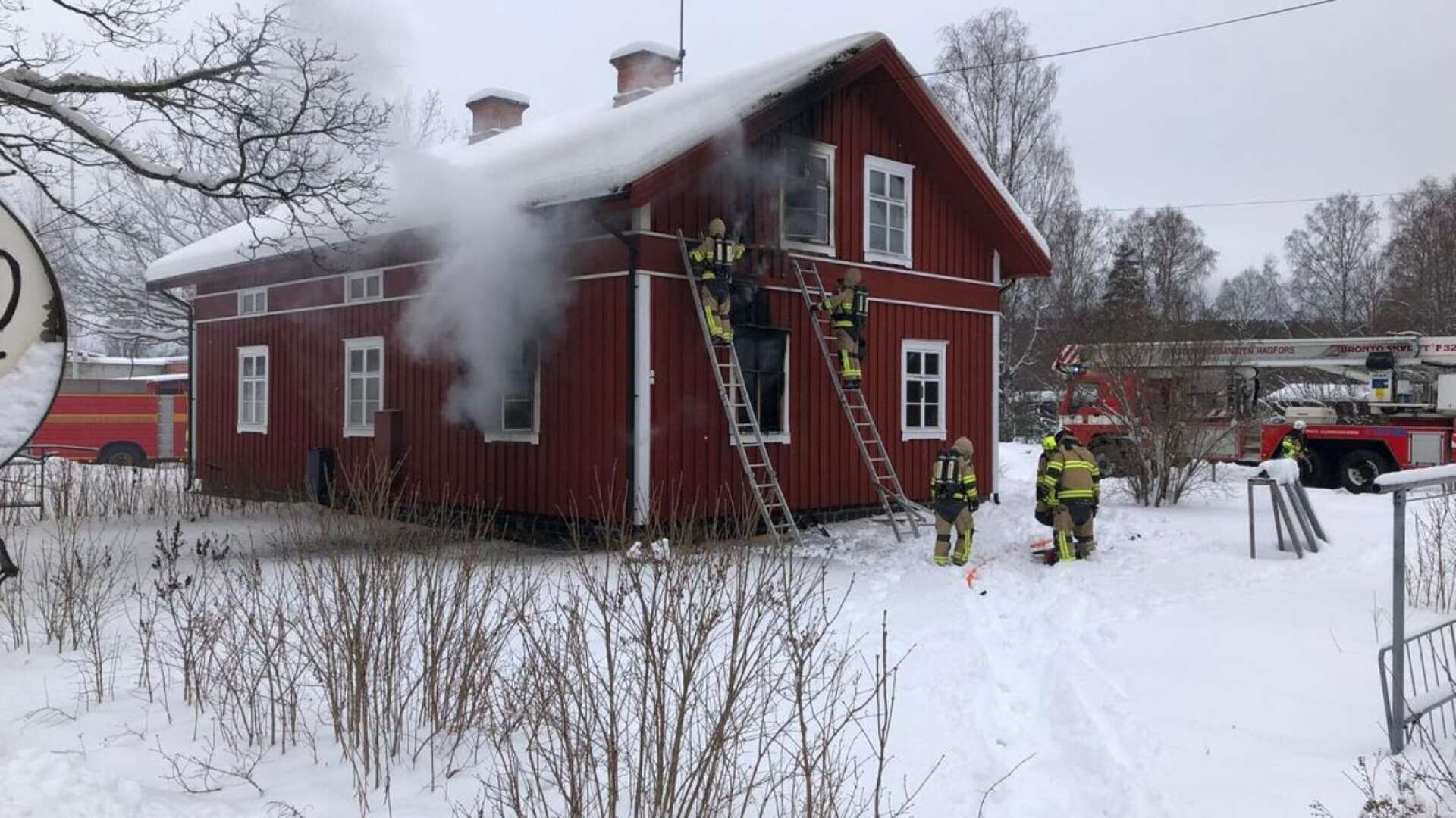 Brand i ett parhus i Munkfors i februari 2019. Styrkor från Munkfors, Deje, Hagfors och Ekshärad lyckades begränsa branden till startlägenheten.