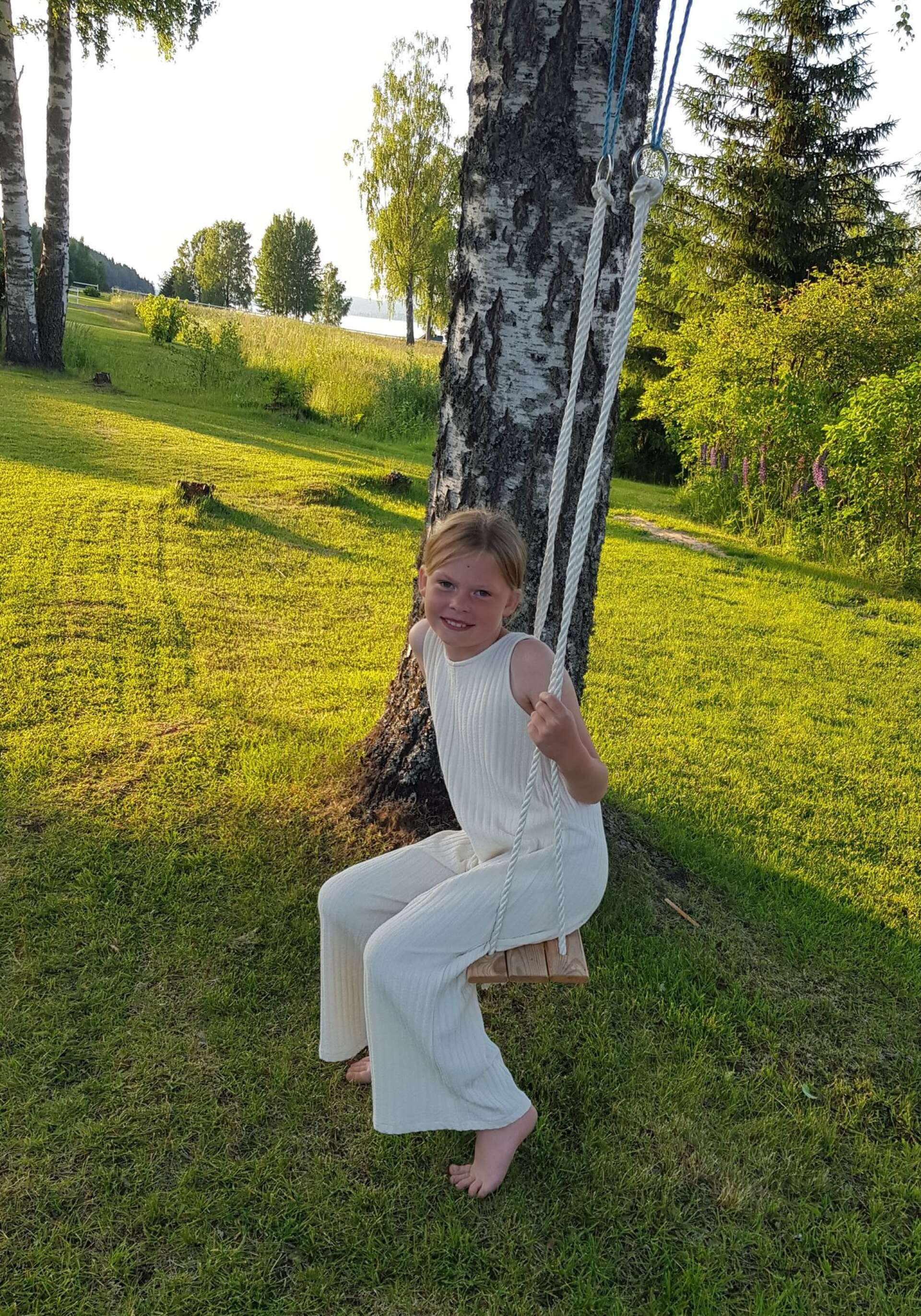 Signe, 8 år från Säffle, firar midsommar vid Rådasjön i Ås. Ann-Louise Jansson har tagit bilden.