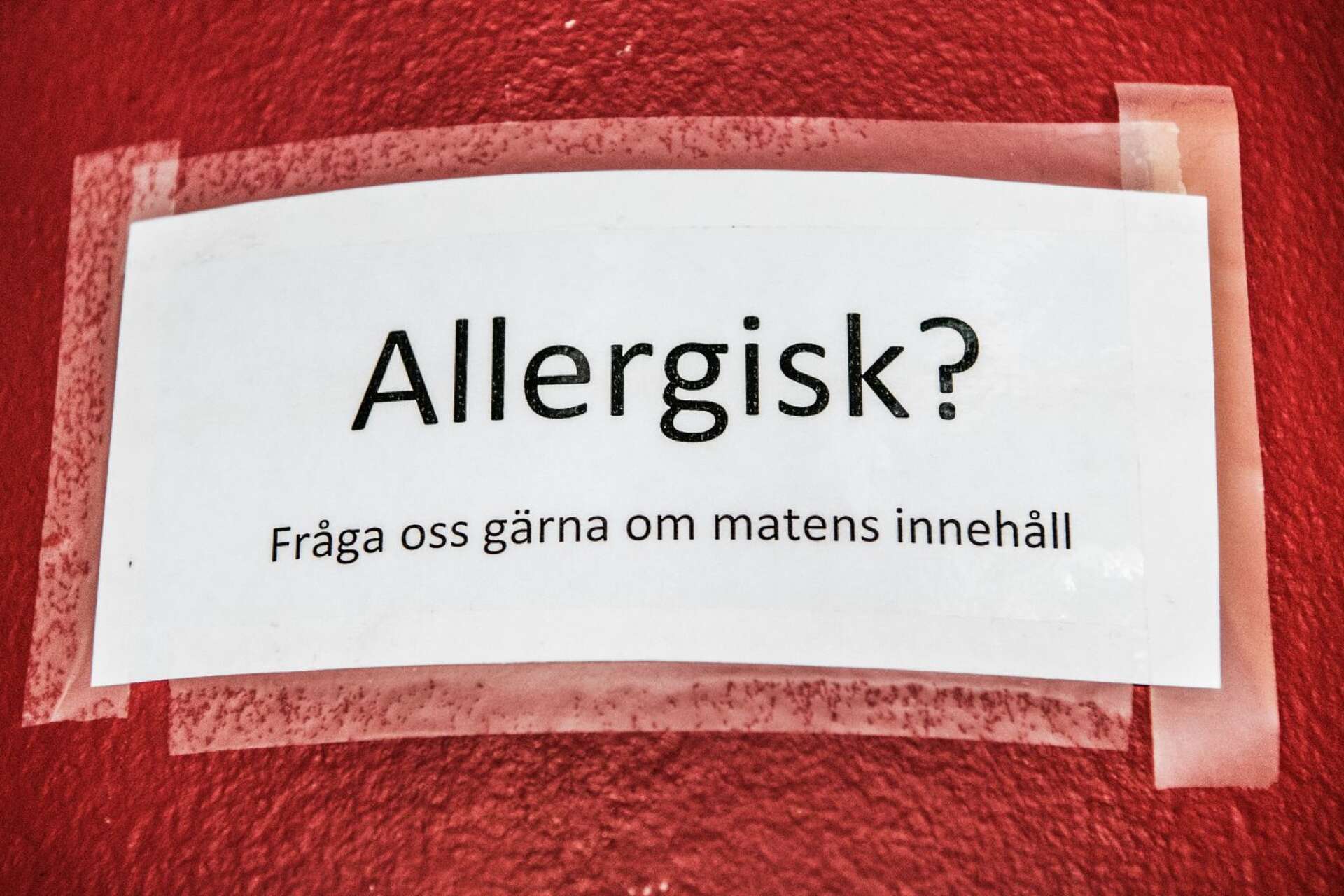Samtliga verksamheter där Miljösamverkan kontrollerade allergiinformation hade satt upp skyltar där man uppmanar kunder att fråga.