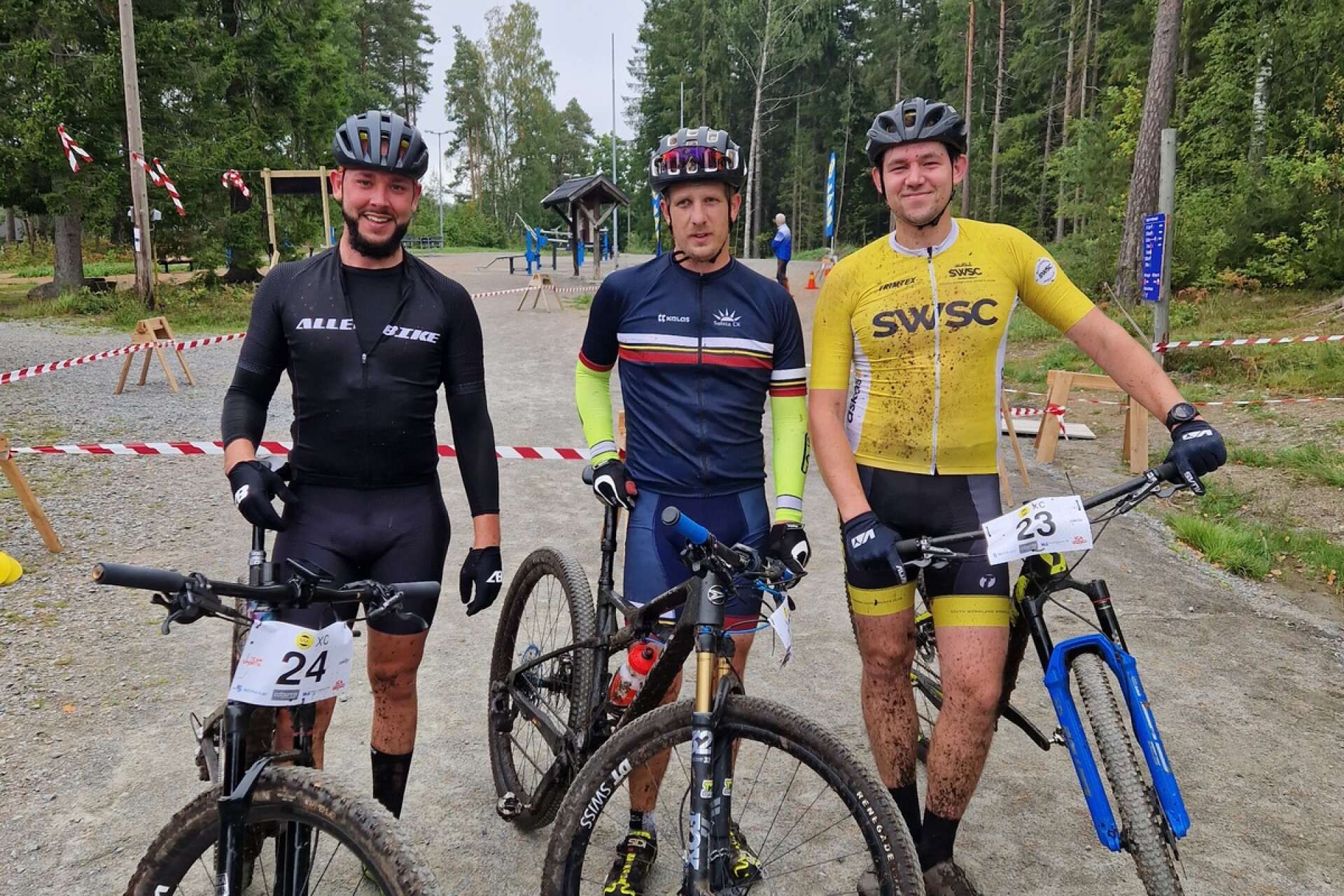 De tre första i herrklassen som kämpade om segern in på sista varvet. Från höger: Alexander Lindskog, OK Tyr, Christoffer Molander, Solsta CK, och Erik Johansson, South Wermland Sports Club.