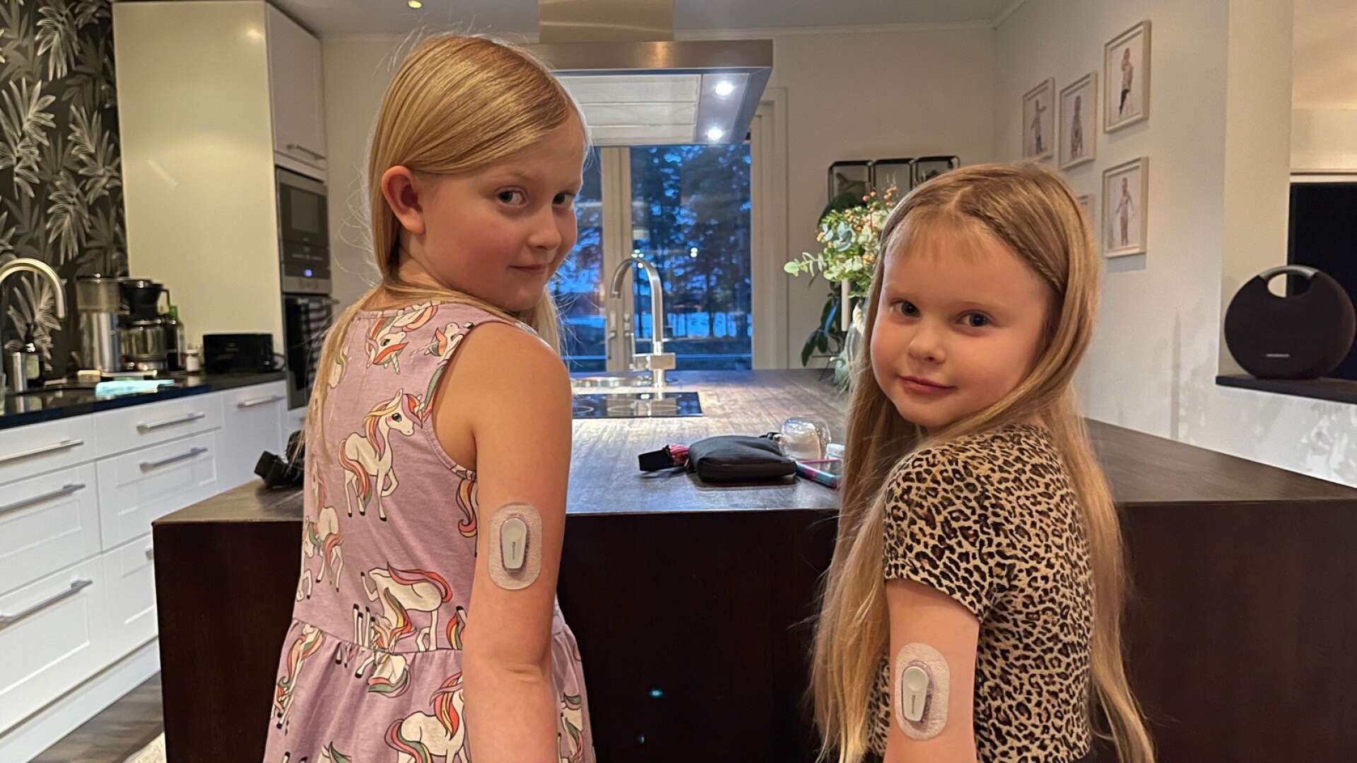 Wilma Enbom och Millie Ekman visar upp sina insulinpumpar.