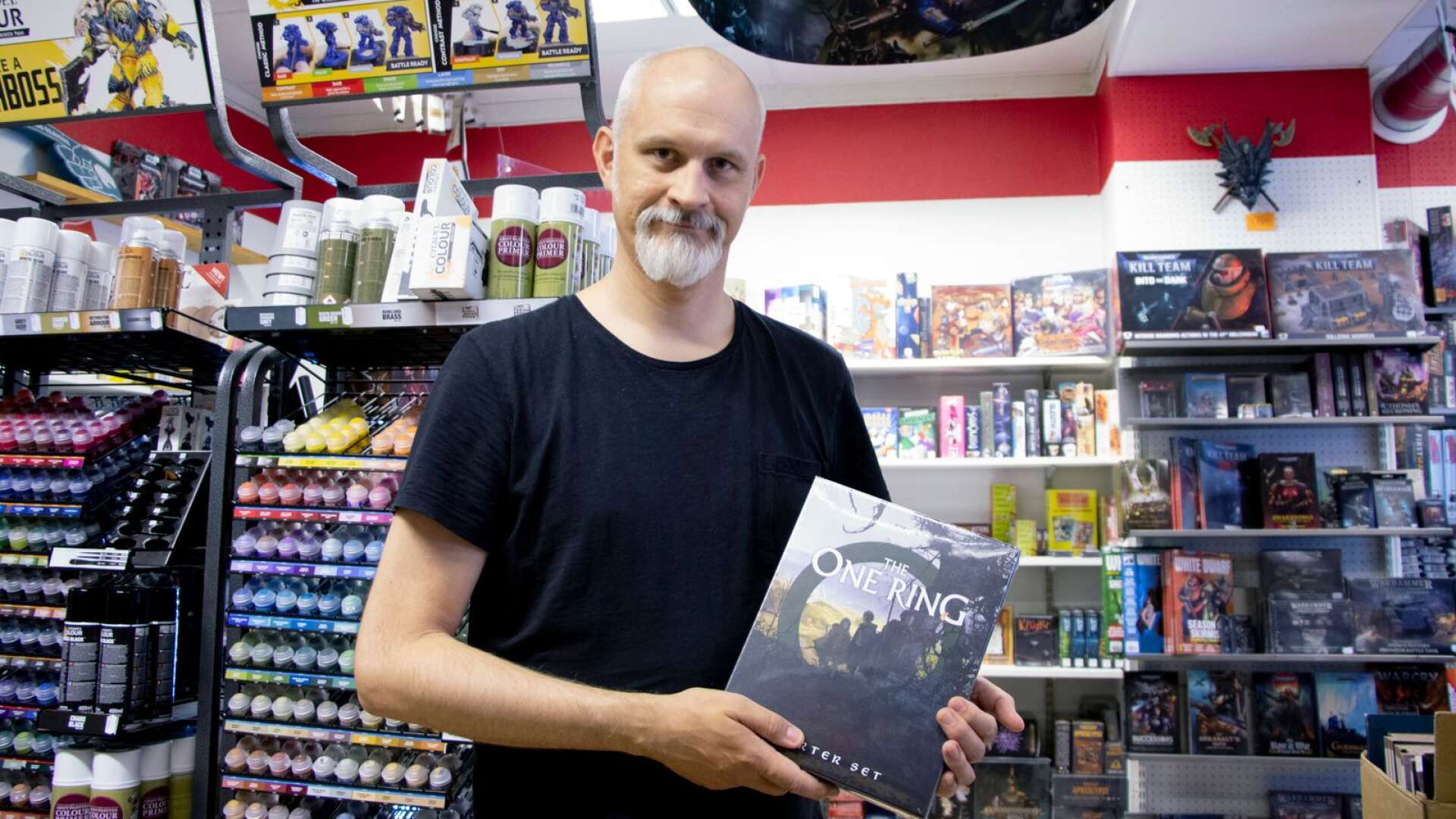 Tobias Mahrs i butiken Spel och fantasi rekommenderar ett nybörjarspel om hobbitar.