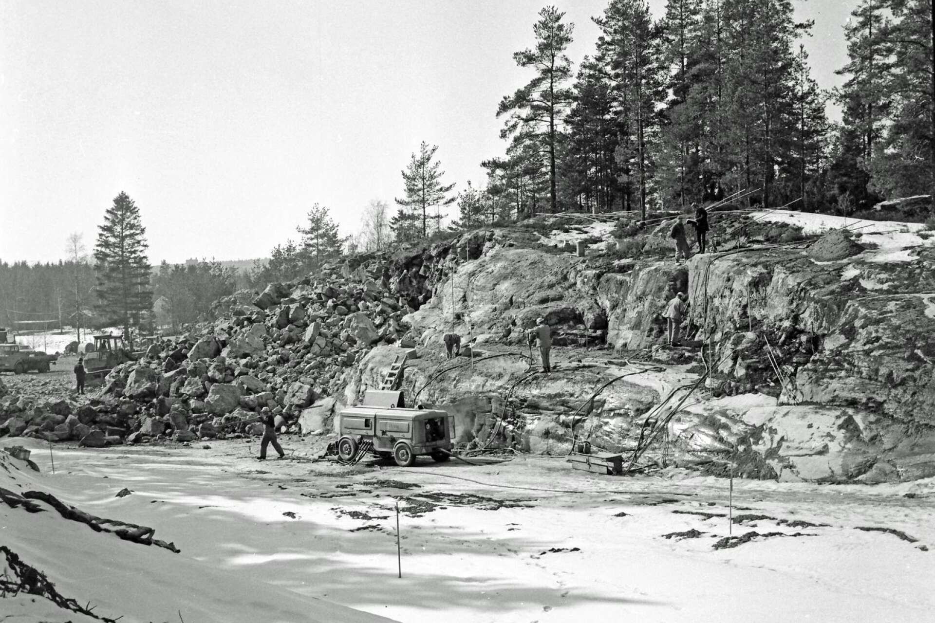 I april 1971 pågick sprängningsarbeten vid Sommarro en bit norr om nuvarande OKQ8. Där skulle nya riksvägen byggas. 