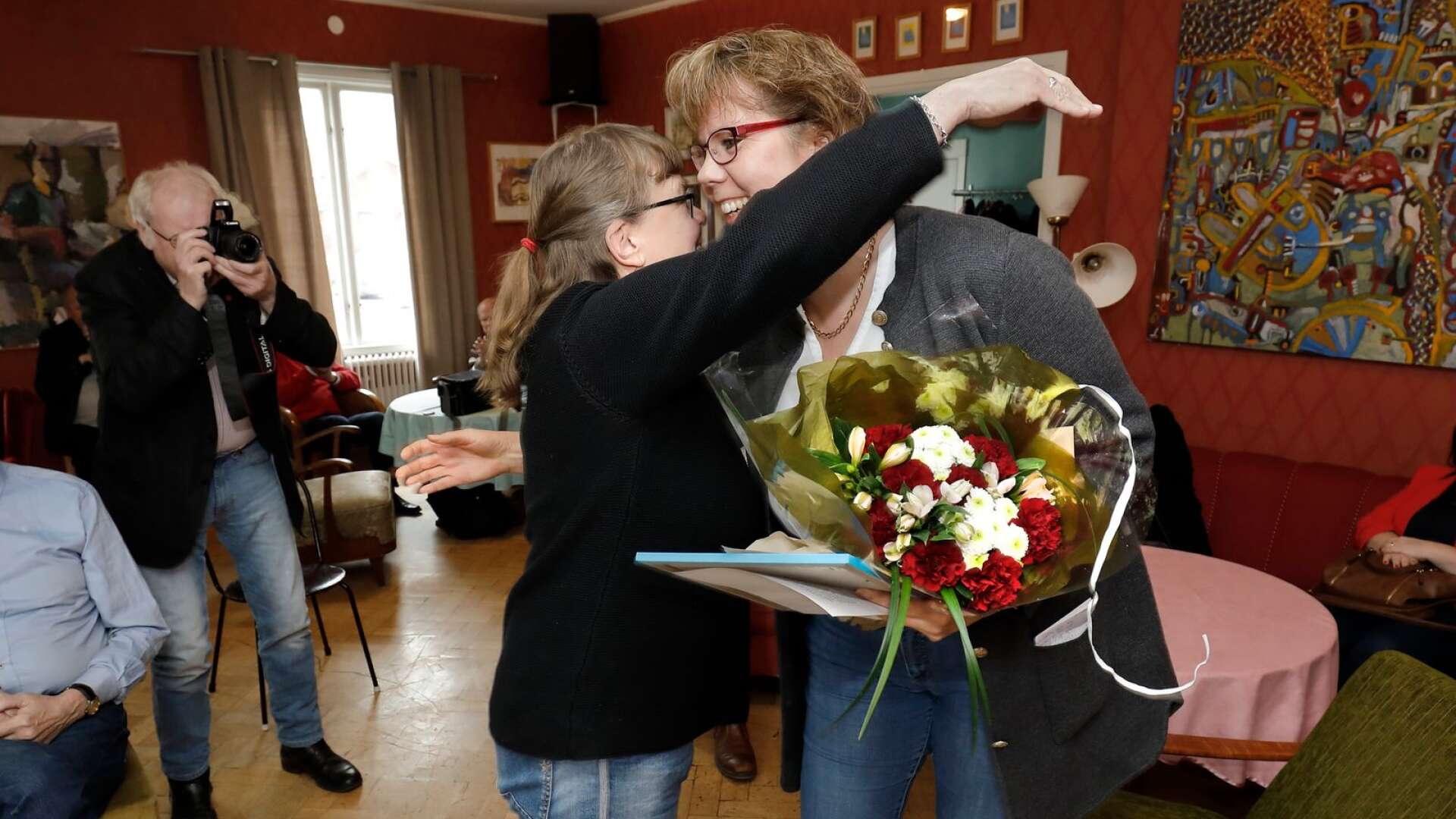 Maria Hedman Holmblad från Degerfors filmklubb gratuleras av Stina Borjo till utmärkelsen som Årets Kulturpristagare.