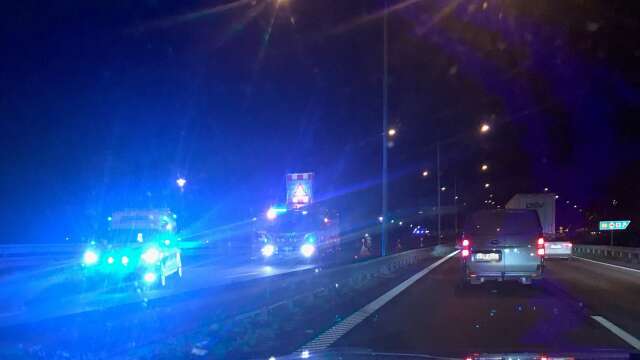 En trafikolycka inträffade nära rondellen på E18 i Karlskoga.