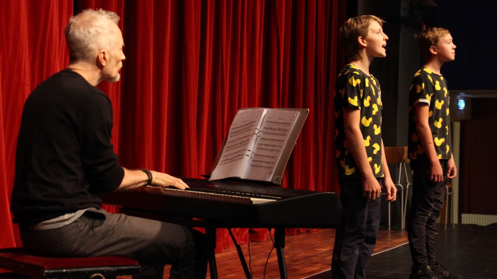 Musikaliske ledaren Daniel Palm vid pianot bakom Paul Sprengel och Bruno Fovaeus som delar på rollen som Billy.