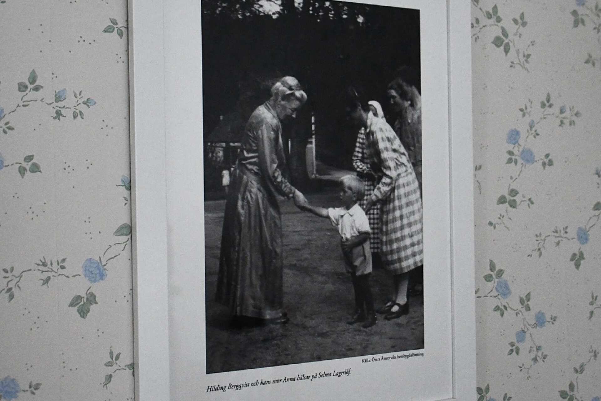 I den gamla arbetarbostaden på Mårbacka hänger ett fotografi som Marja i Myrom inspirerats av, där Selma tar i hand med Hilding. 