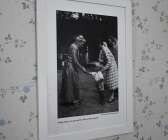 I den gamla arbetarbostaden på Mårbacka hänger ett fotografi som Marja i Myrom inspirerats av, där Selma tar i hand med Hilding. 