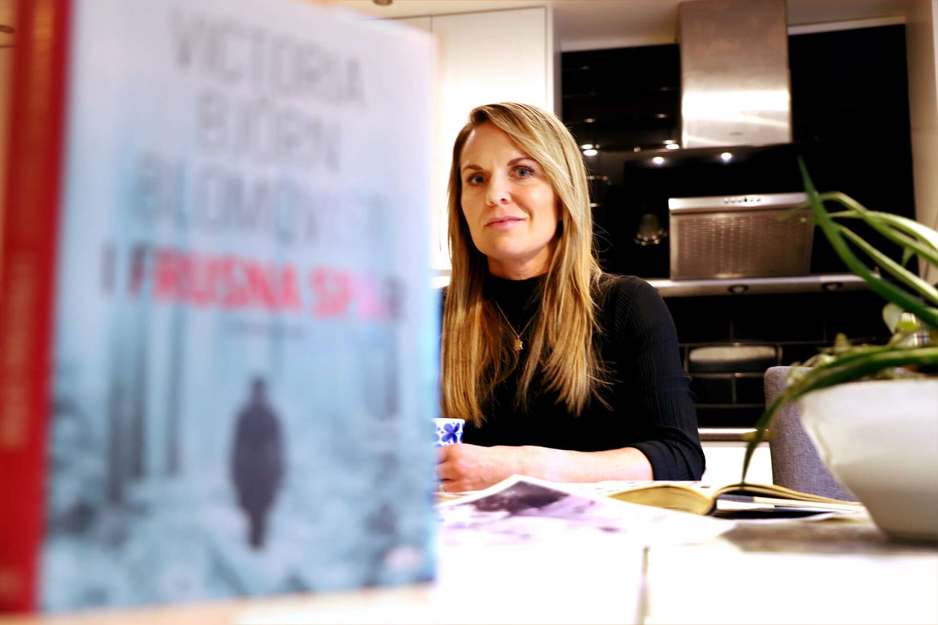 Nästan prick ett år efter debuten, kom Victoria Björn Blomqvists andra bok. Hon jobbar med en tredje också - och även med en ljudboksserie.